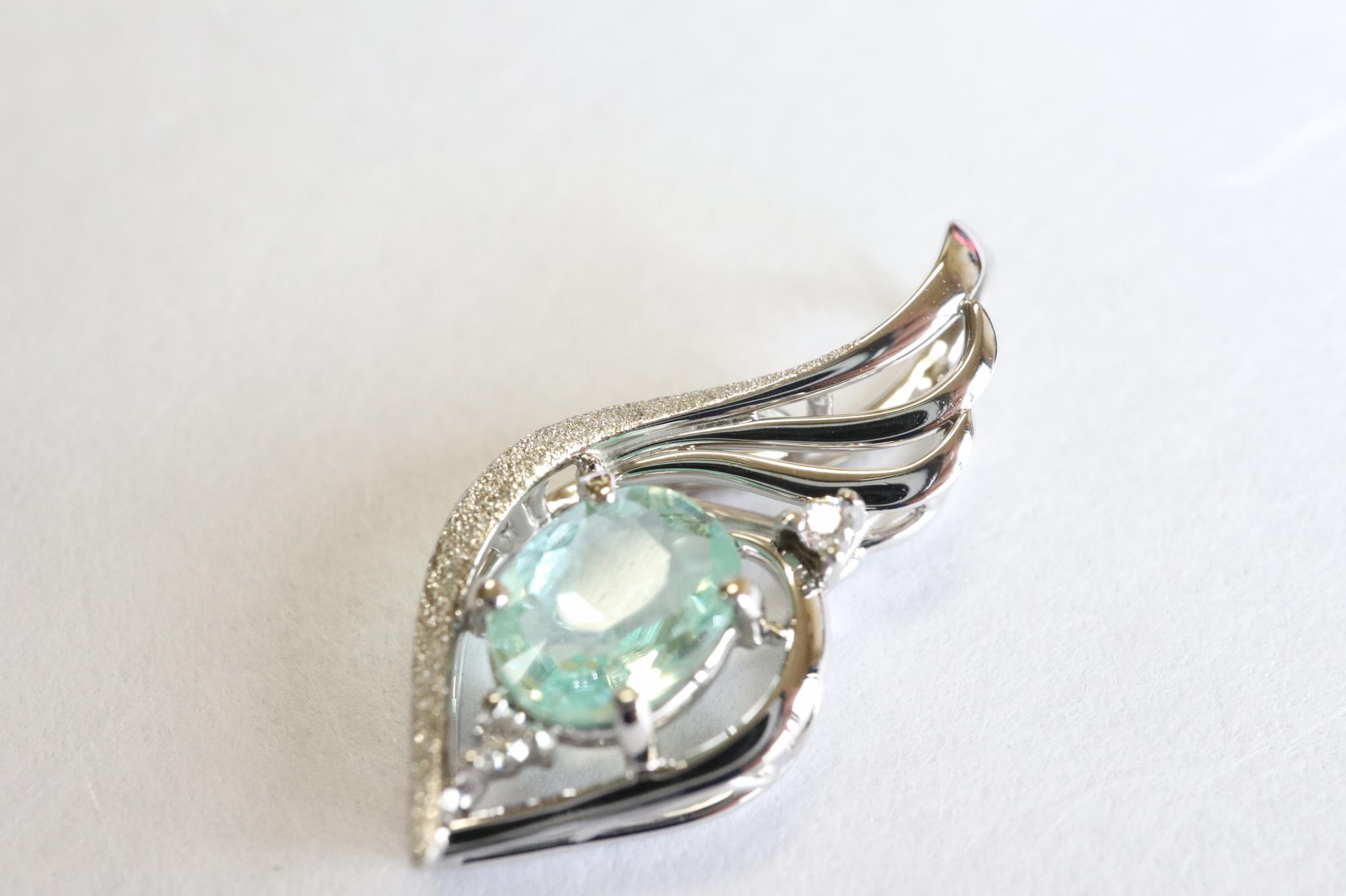 パライバトルマリン　アイスブルー　「翼」　デザイン　スターダスト梨地ペンダントトップ　プラチナ９００　ダイヤモンド入り | 8枚目