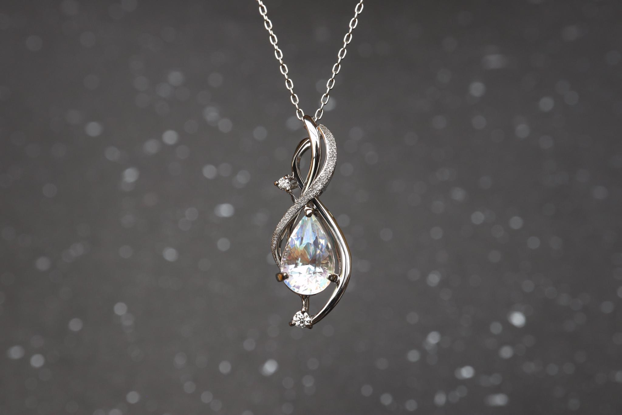 レインボーラブラドライト　１カラット大幅アップ　　「天女の羽衣」ペンダントトップ　プラチナ９００　ダイヤモンド入り1枚目の画像