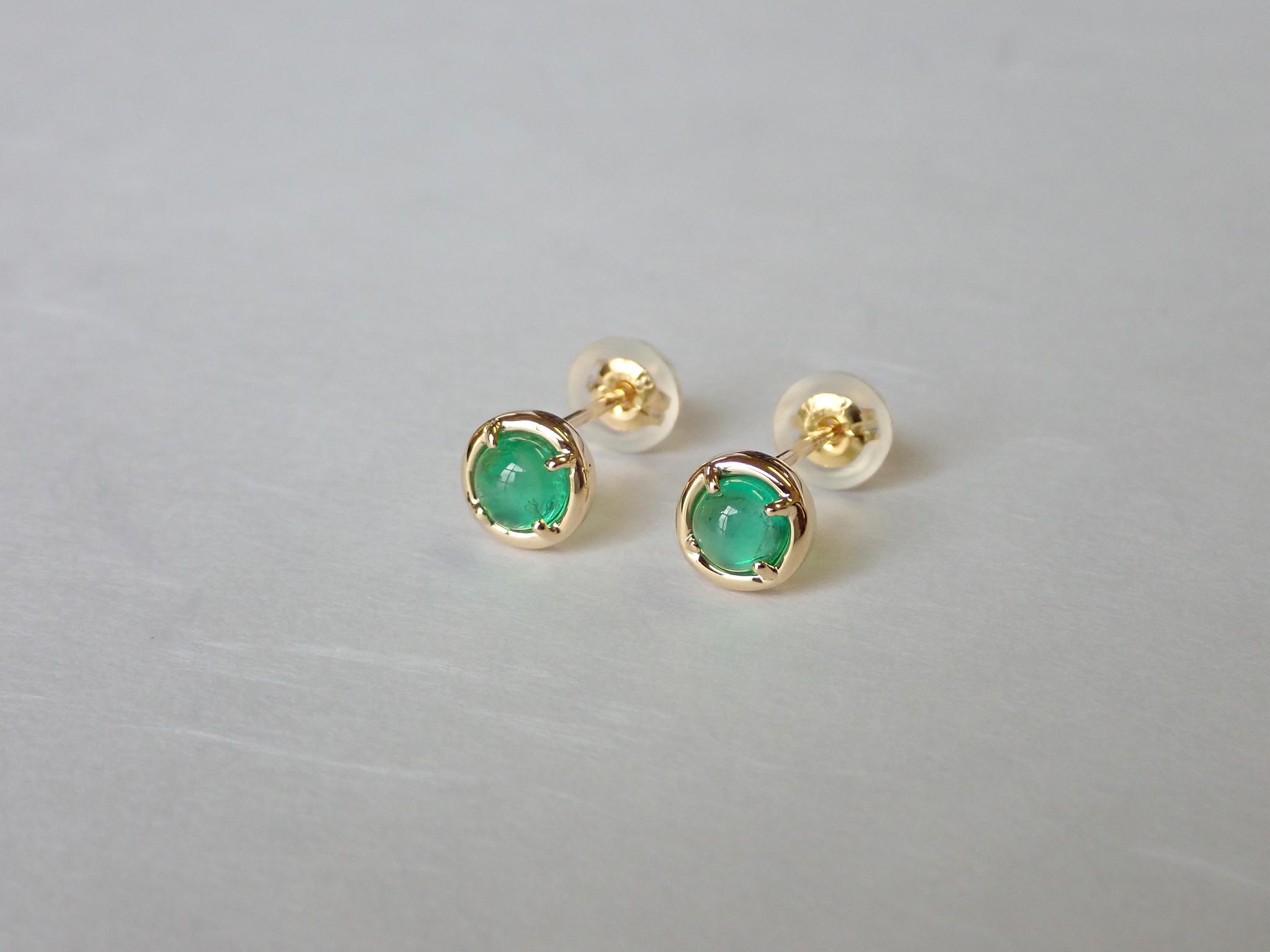 エメラルド　ラウンドカボションカット　UFO型　ボリューム感アップ　一粒石ピアス　１８金イエローゴールド