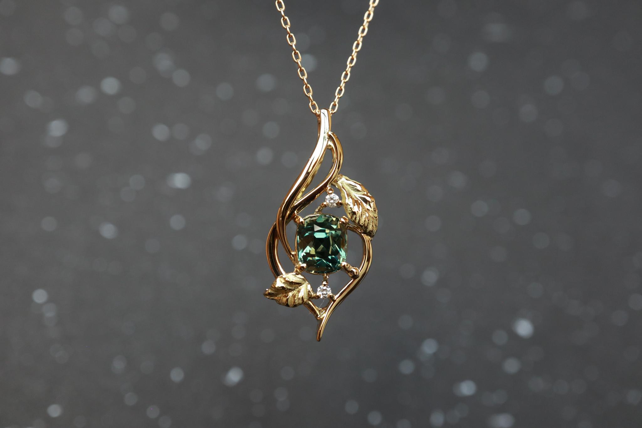 サファイア ティールカラー（通常ー加熱）　リーフデザインペンダントトップ１８金イエローゴールド　ダイヤモンド入り1枚目の画像