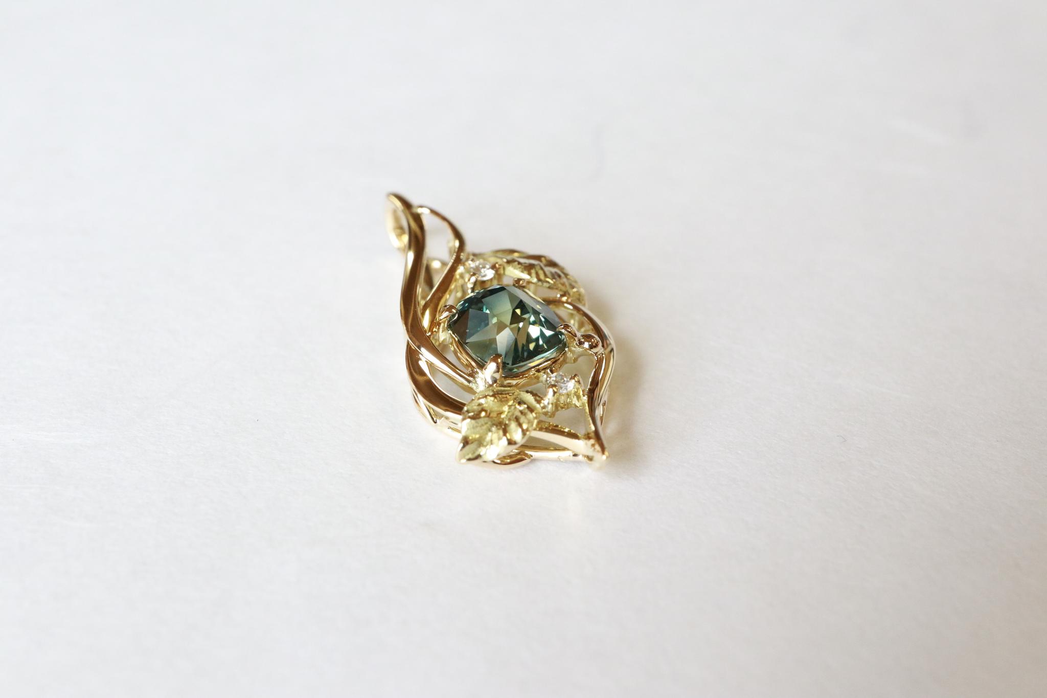 サファイア ティールカラー（通常ー加熱）　リーフデザインペンダントトップ１８金イエローゴールド　ダイヤモンド入り | 12枚目