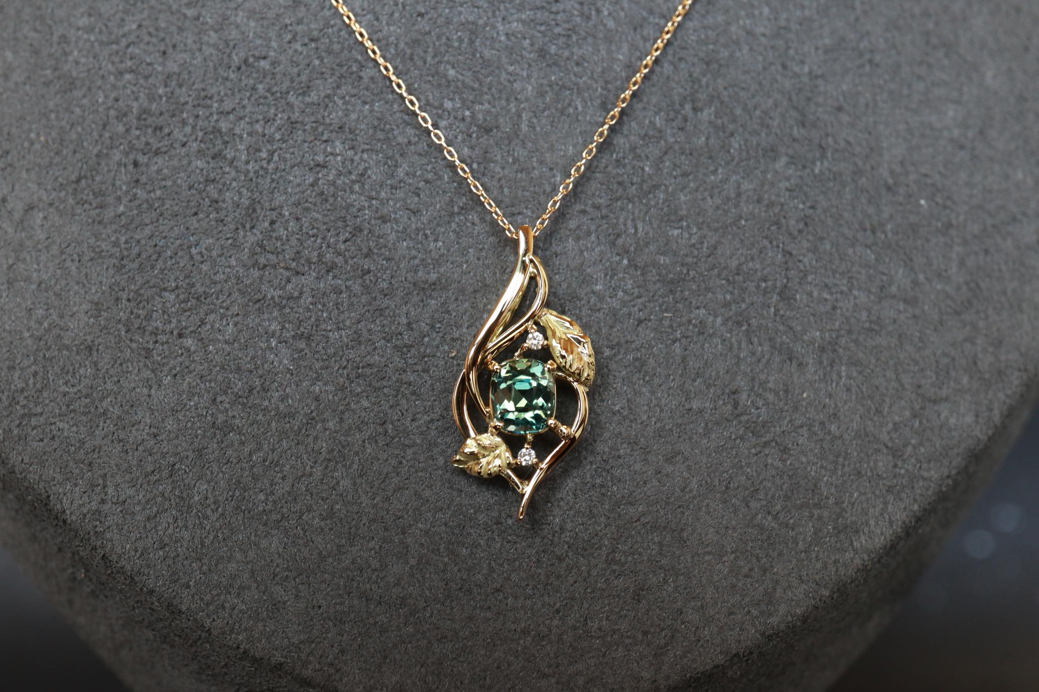 サファイア ティールカラー（通常ー加熱）　リーフデザインペンダントトップ１８金イエローゴールド　ダイヤモンド入り | 2枚目