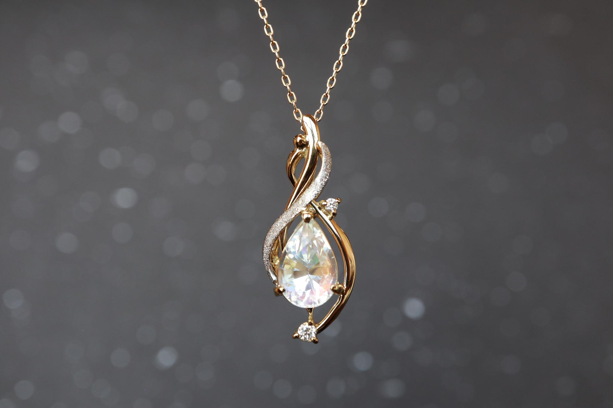 レインボーラブラドライト　天女の羽衣ペンダントトップ イエローゴールド プラチナコンビネーション　ダイヤモンド入り