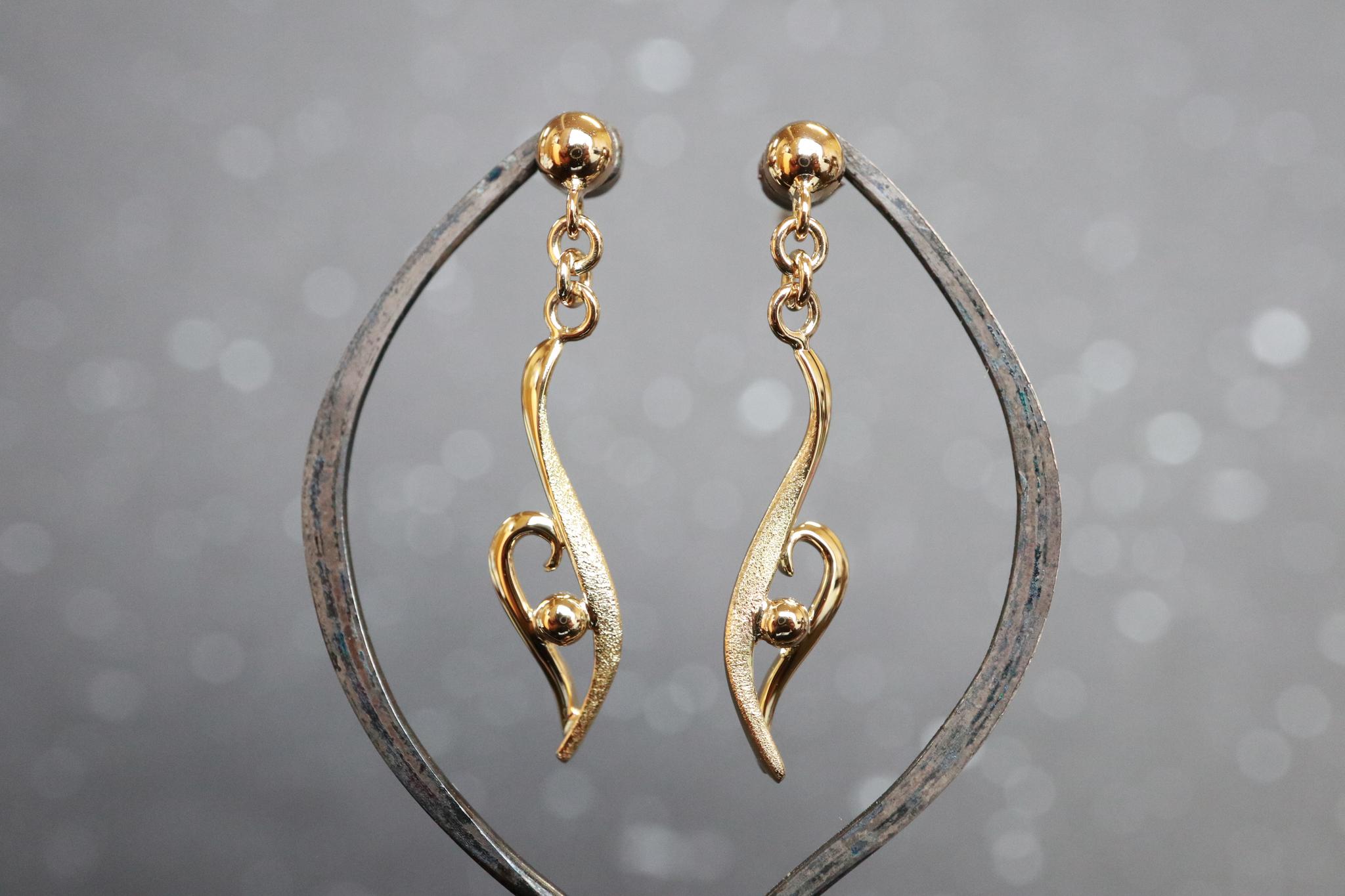 流線形＆曲線　スターダスト梨地　「もゆる」ピアス　１８金イエローゴールド