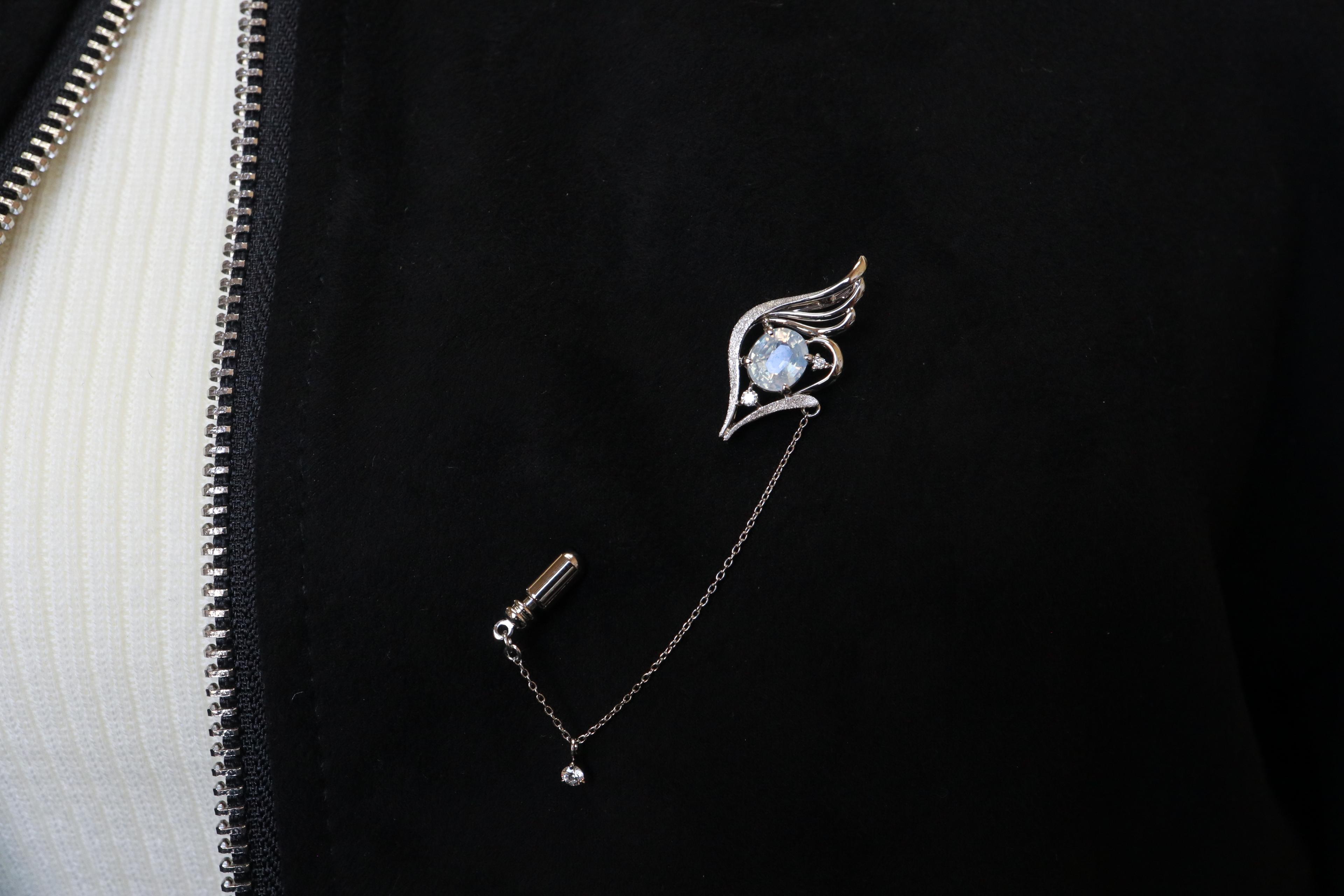 ホワイトシルキーサファイア１．５４４ｃｔ通常ー加熱　白鳥のピンブローチ　プラチナ９００　ダイヤモンド入り1枚目の画像