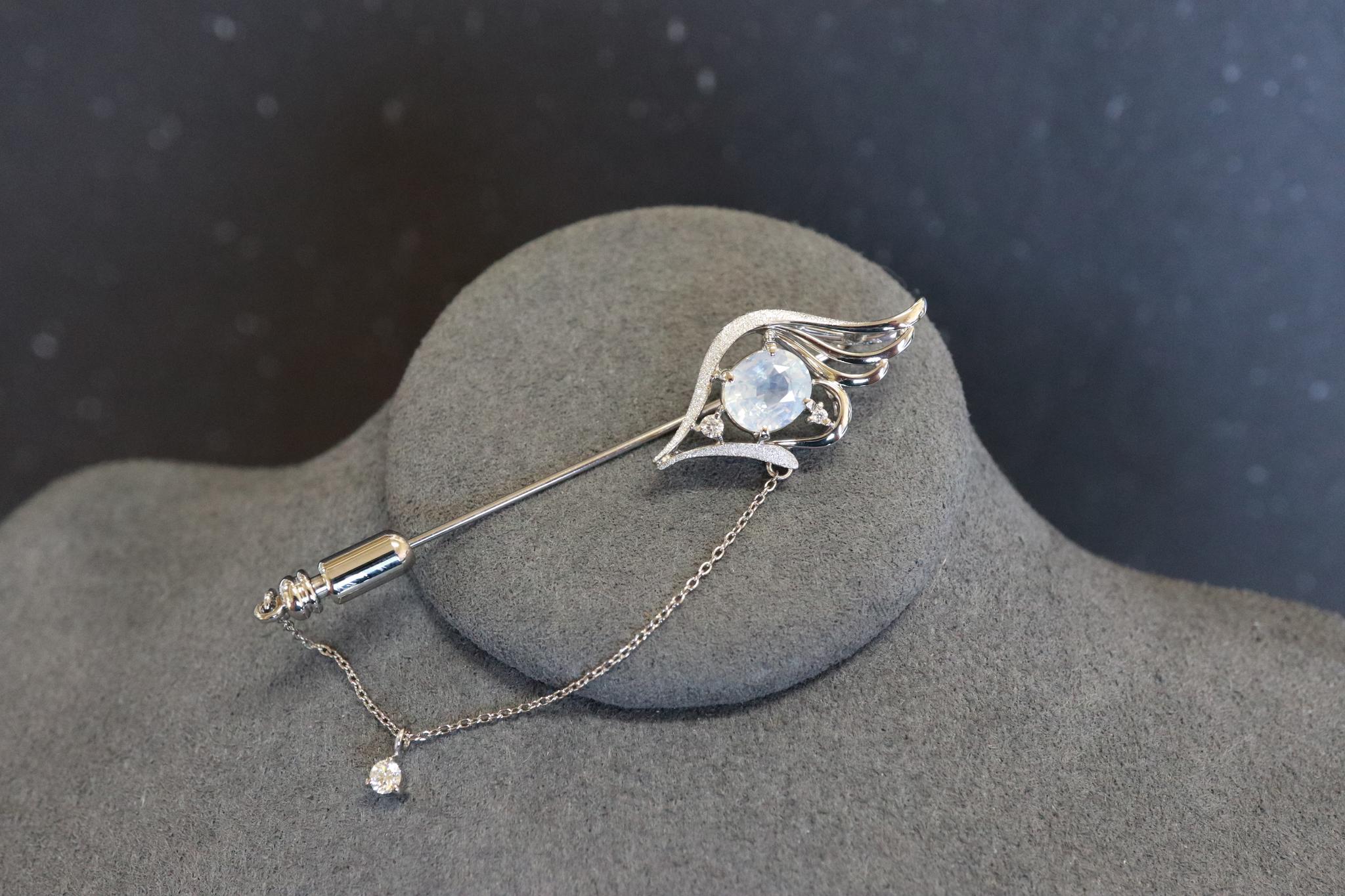 ホワイトシルキーサファイア１．５４４ｃｔ通常ー加熱　白鳥のピンブローチ　プラチナ９００　ダイヤモンド入り1枚目の画像