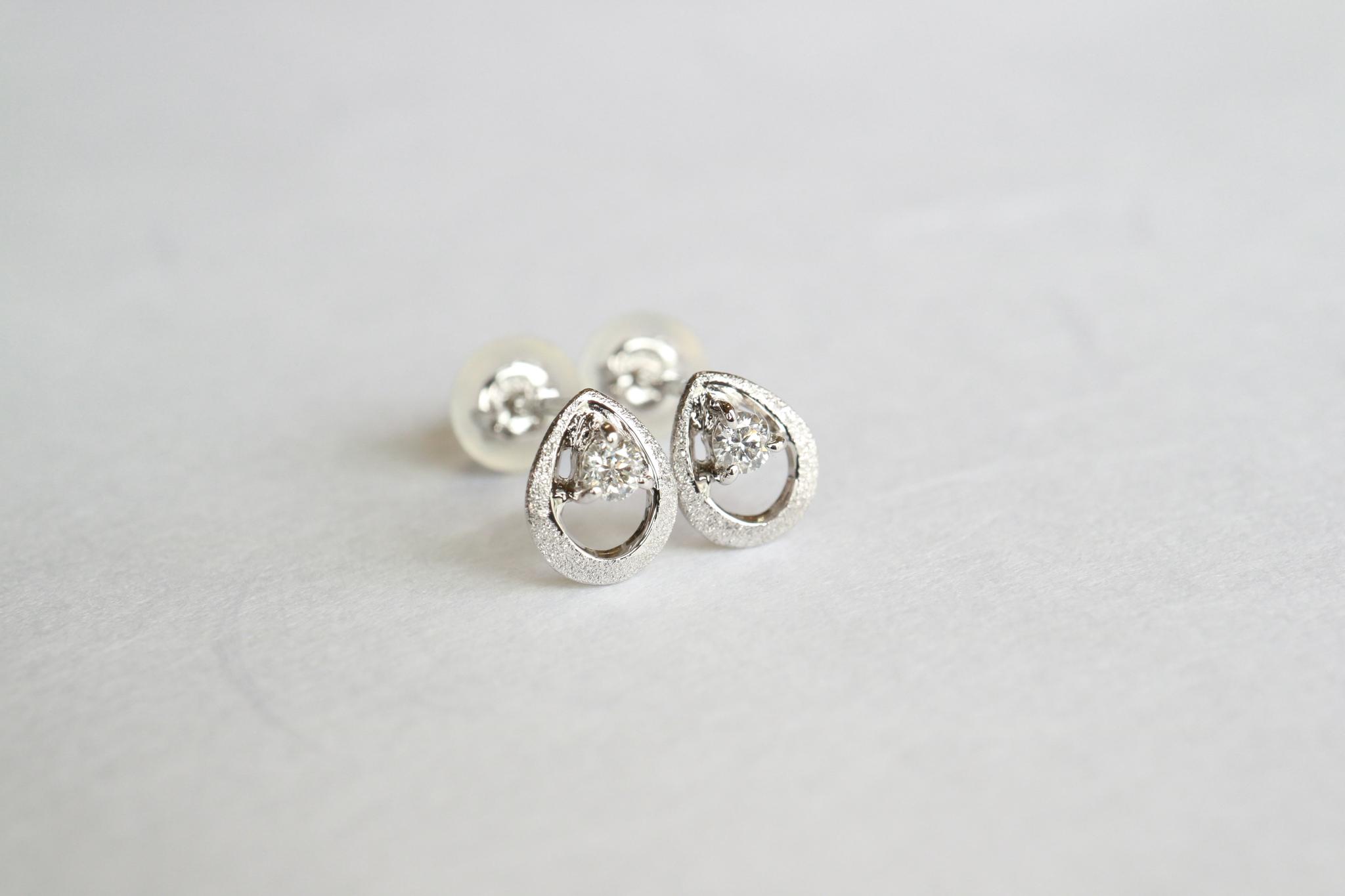 ダイヤモンド　「月の雫」　スターダスト梨地　一粒石スタッドピアス　プラチナ９００1枚目の画像