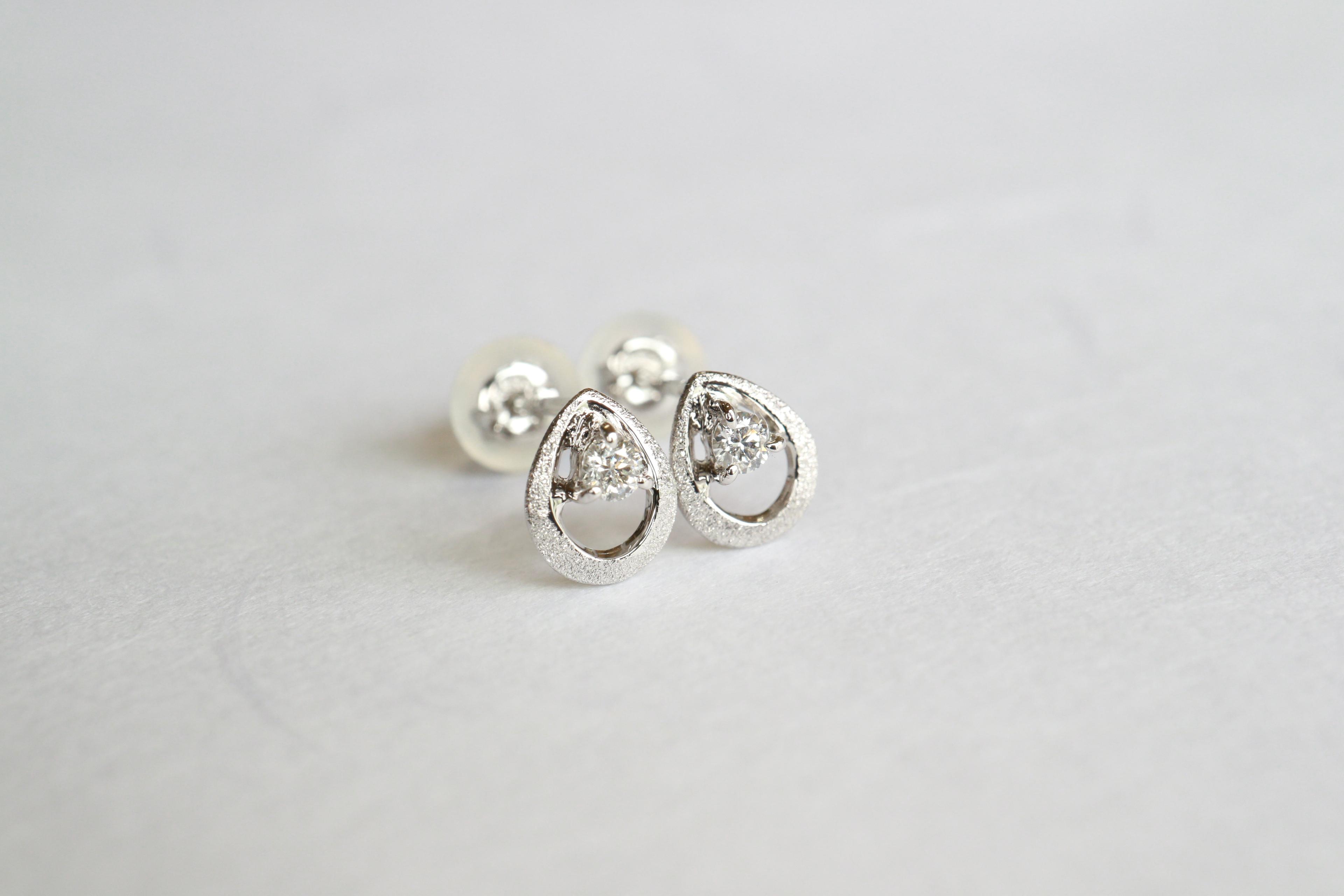 ダイヤモンド　「月の雫」　スターダスト梨地　一粒石スタッドピアス　プラチナ９００1枚目の画像