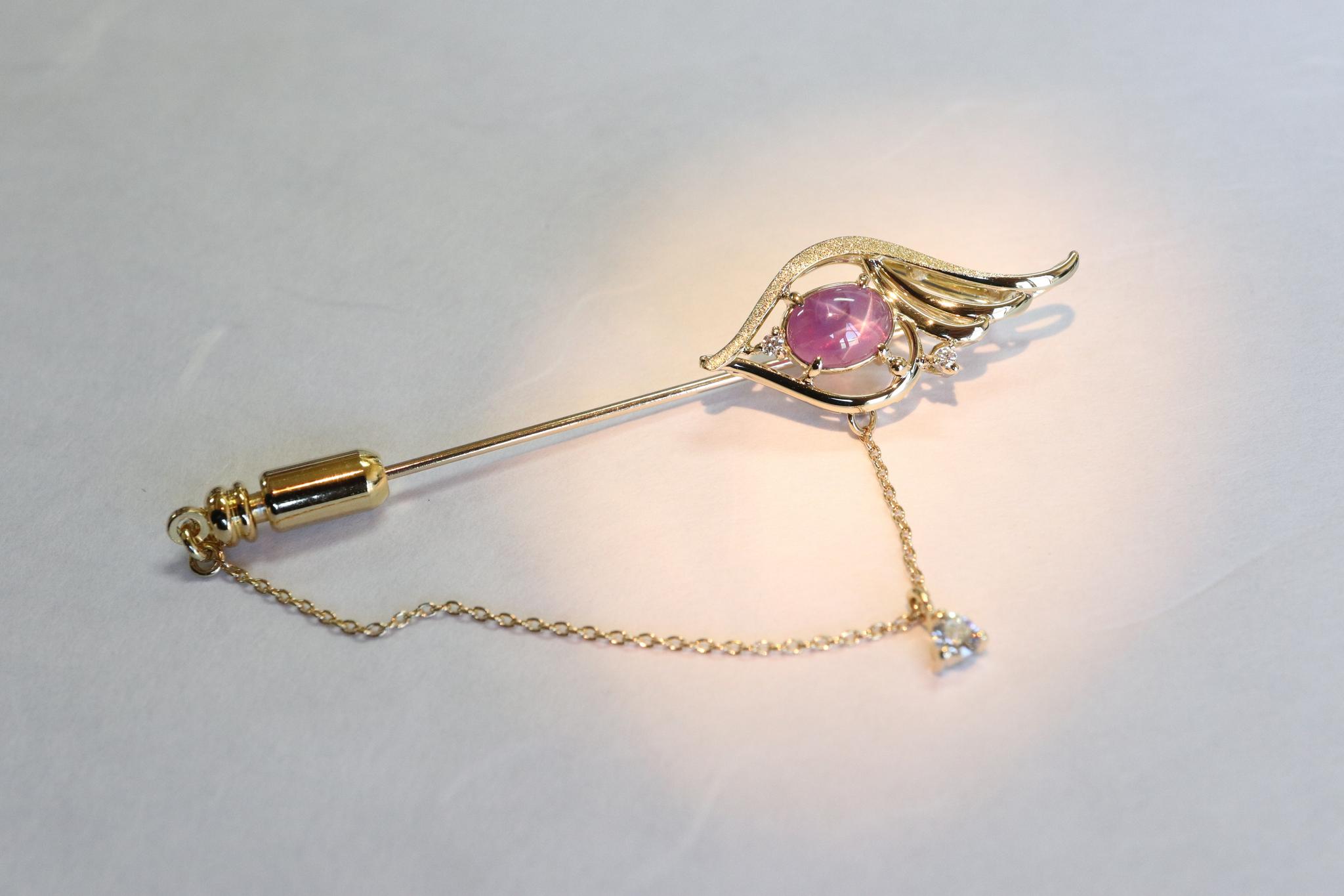 パープルスターサファイア１．２４５カラット　「翼」デザイン　ピンブローチ　K18イエローゴールド　ダイヤモンド入り | 8枚目