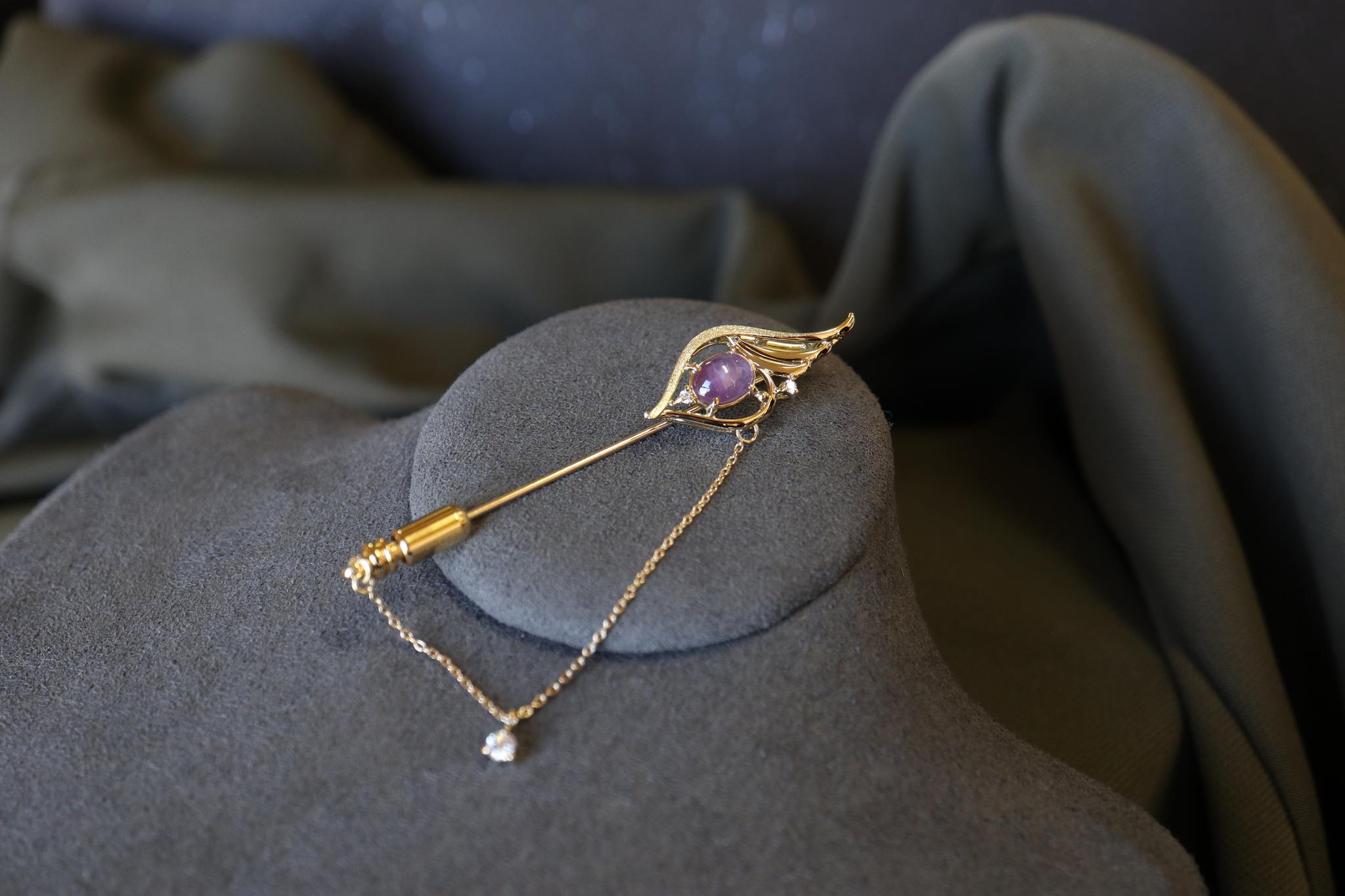 パープルスターサファイア１．２４５カラット　「翼」デザイン　ピンブローチ　K18イエローゴールド　ダイヤモンド入り | 2枚目