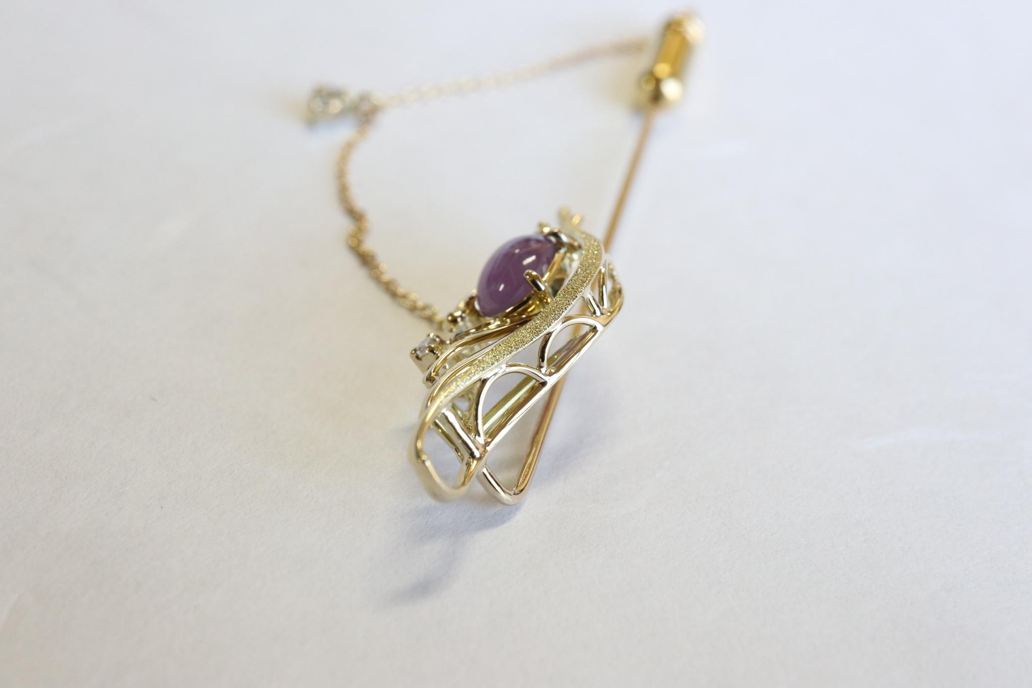 パープルスターサファイア１．２４５カラット　「翼」デザイン　ピンブローチ　K18イエローゴールド　ダイヤモンド入り | 9枚目