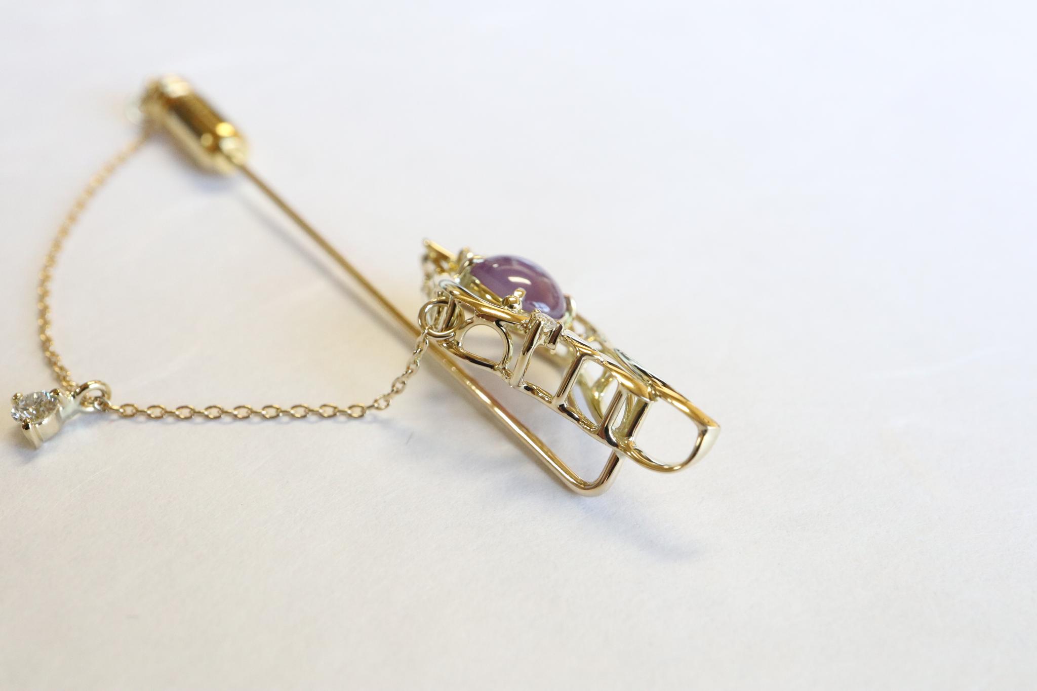 パープルスターサファイア１．２４５カラット　「翼」デザイン　ピンブローチ　K18イエローゴールド　ダイヤモンド入り | 12枚目