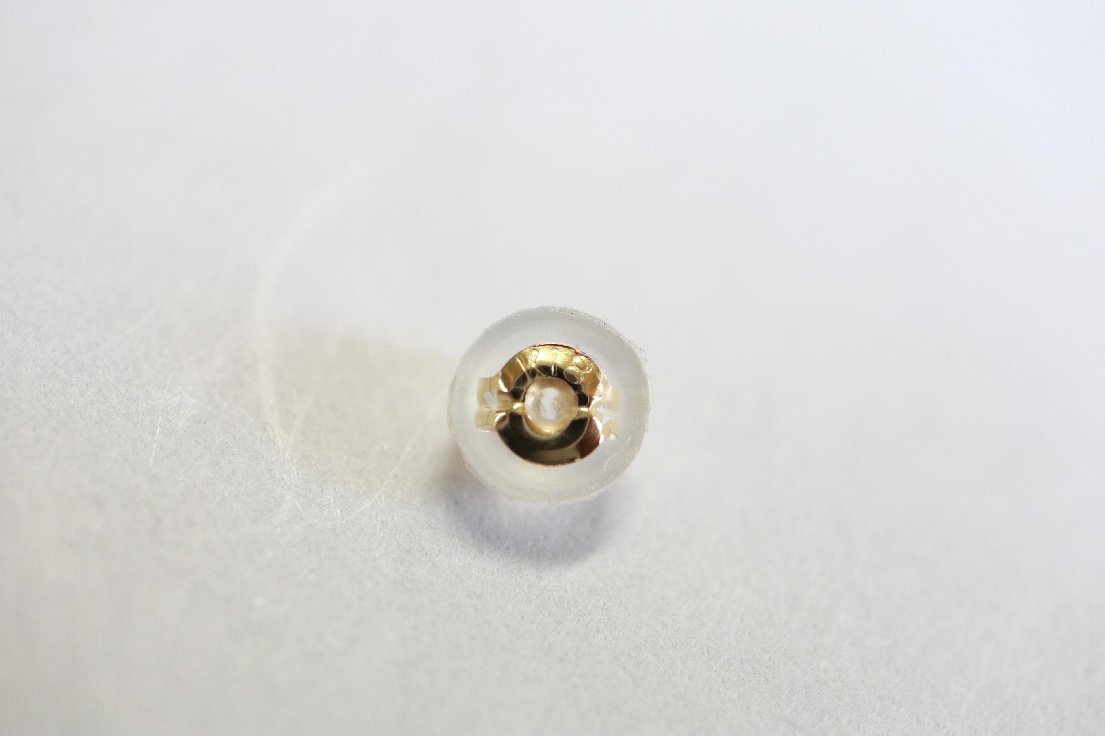 流線＆捻り　スターダスト梨地　スタッドピアス　１８金イエローゴールド1枚目の画像