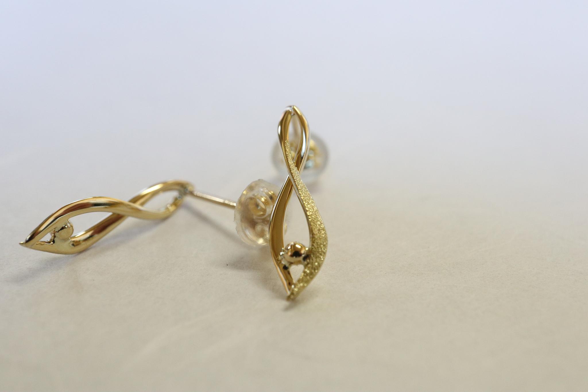 流線＆捻り　スターダスト梨地　スタッドピアス　１８金イエローゴールド | 8枚目