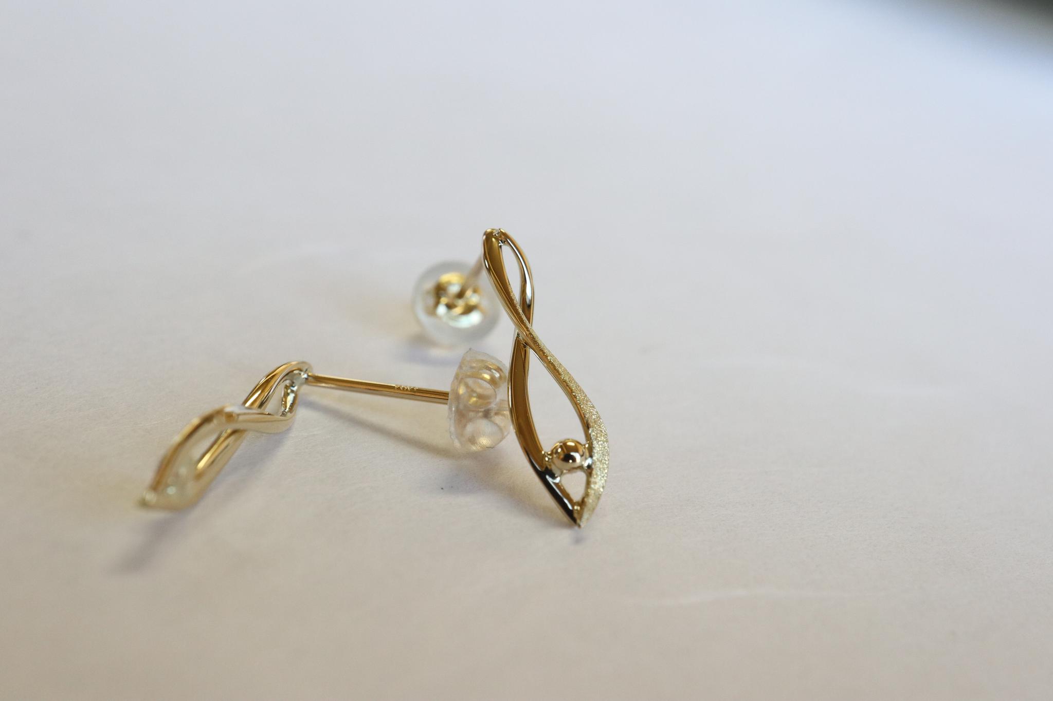 流線＆捻り　スターダスト梨地　スタッドピアス　１８金イエローゴールド | 9枚目