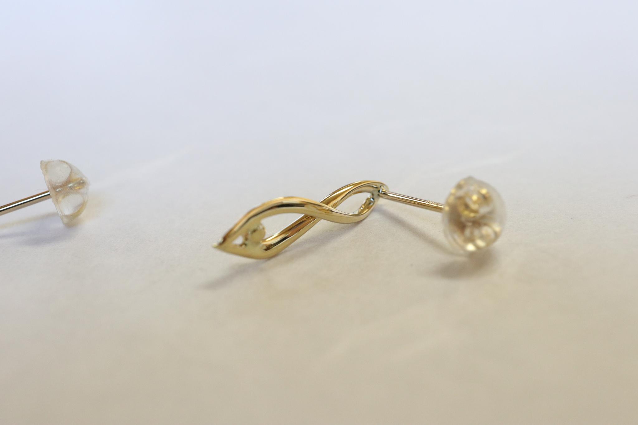 流線＆捻り　スターダスト梨地　スタッドピアス　１８金イエローゴールド | 11枚目