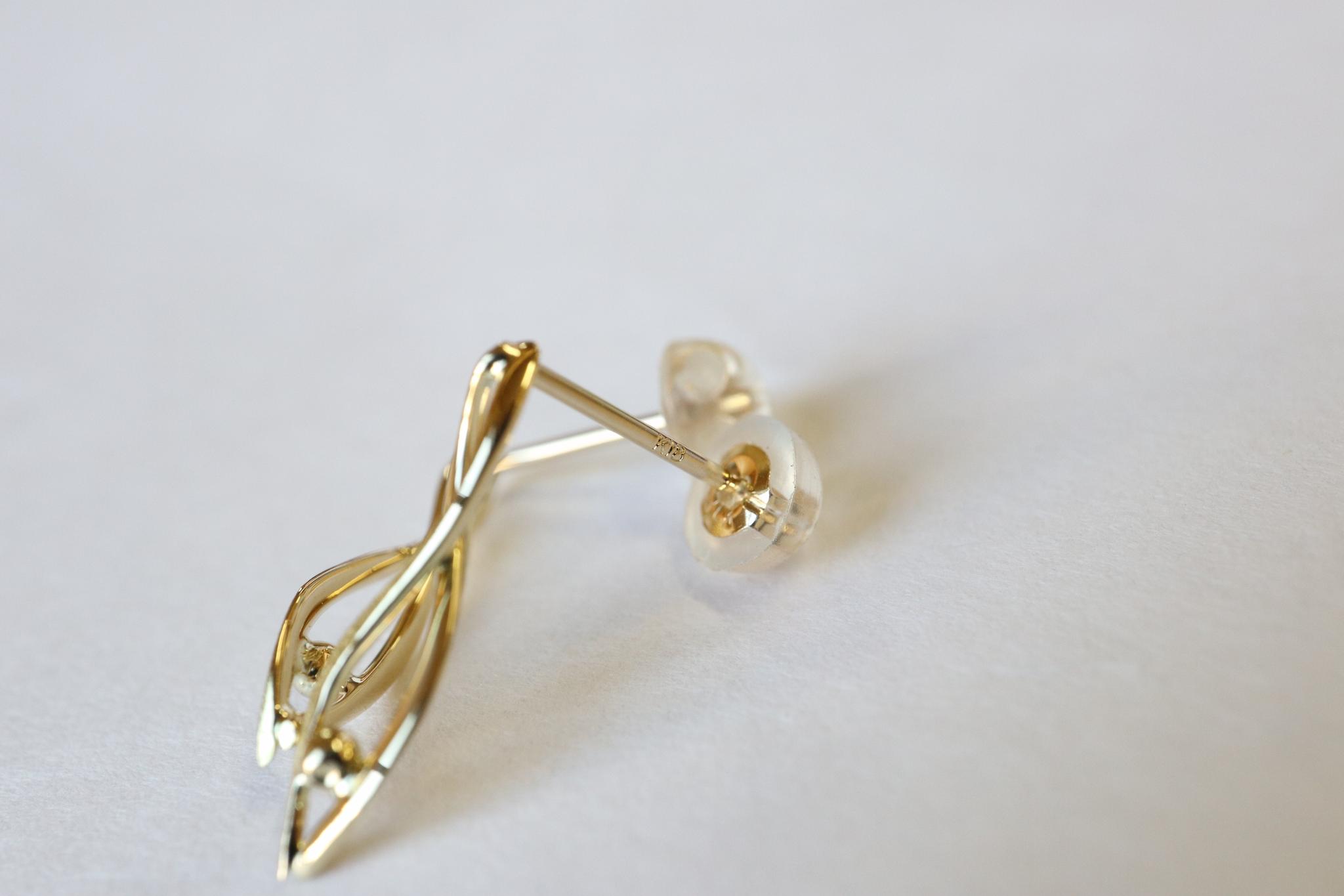 流線＆捻り　スターダスト梨地　スタッドピアス　１８金イエローゴールド | 12枚目