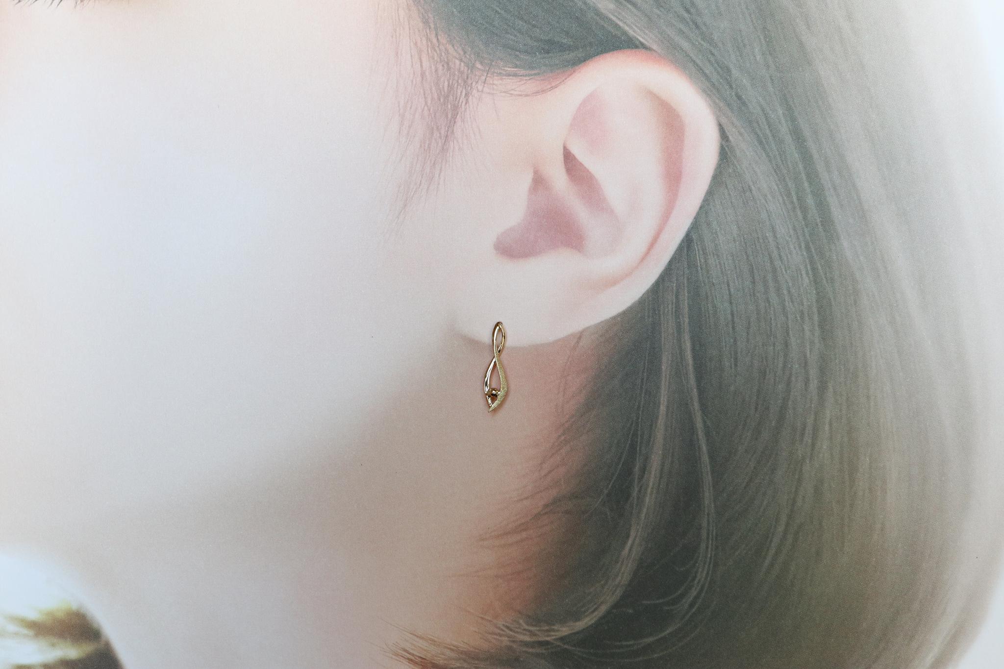 流線＆捻り　スターダスト梨地　スタッドピアス　１８金イエローゴールド | 2枚目