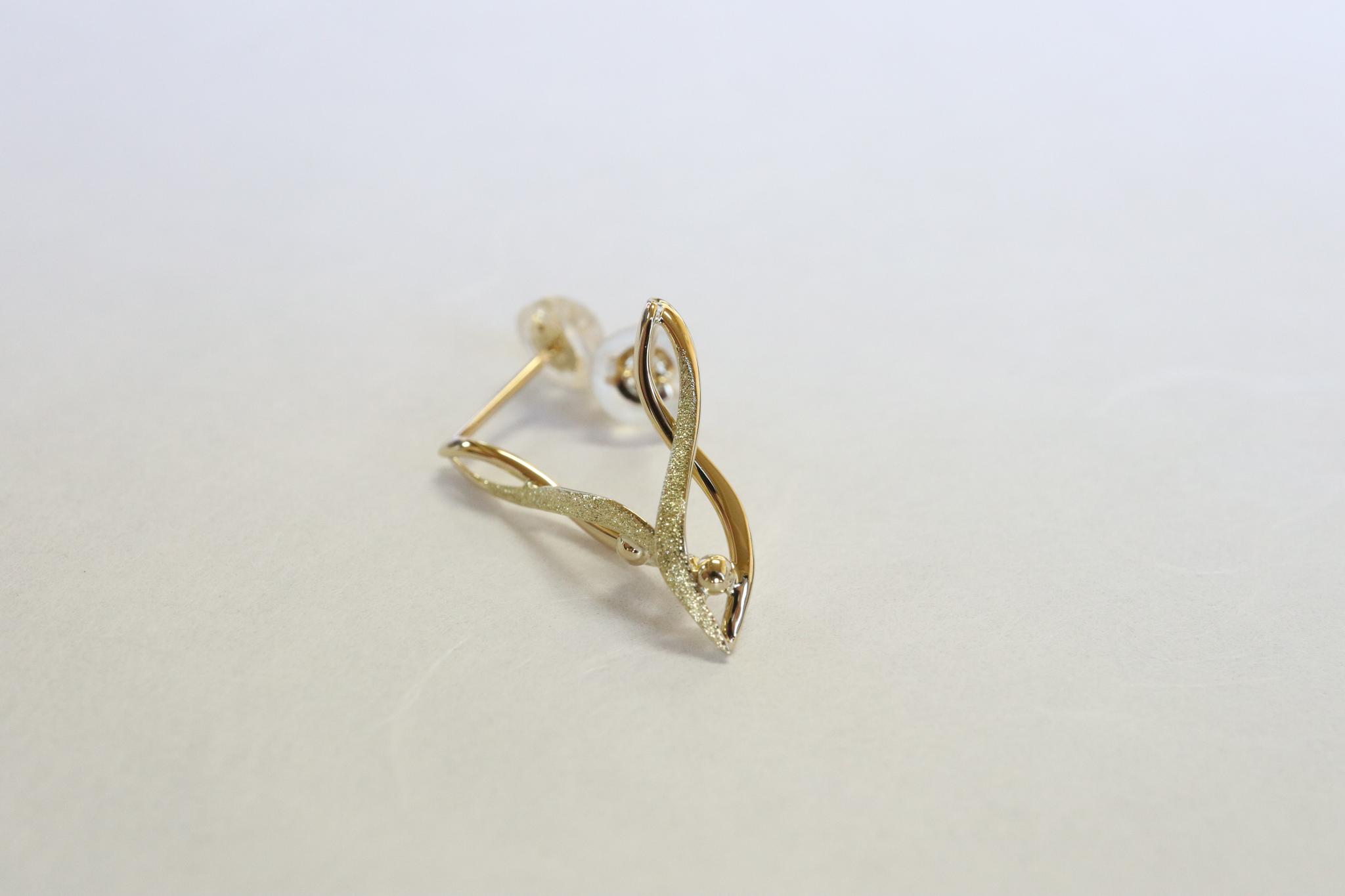 流線＆捻り　スターダスト梨地　スタッドピアス　１８金イエローゴールド | 6枚目