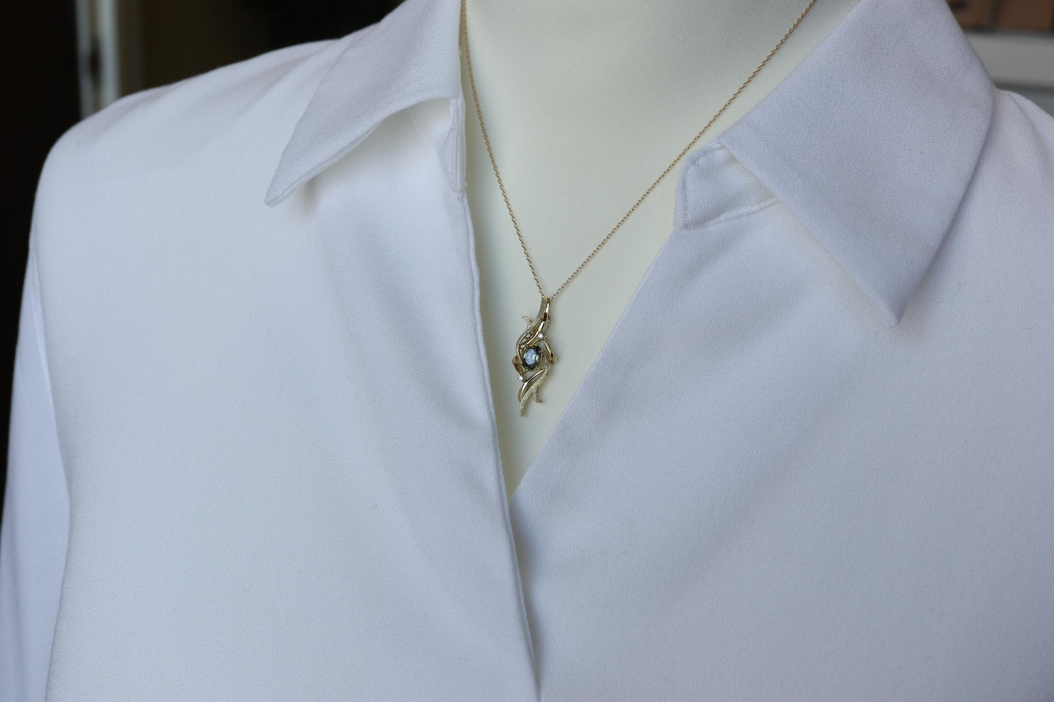 サファイア(ブルー&イエロー)「銀河」デザイン スターダスト梨地 ペンダントトップ18金イエローゴールド ダイヤ入り | 2枚目