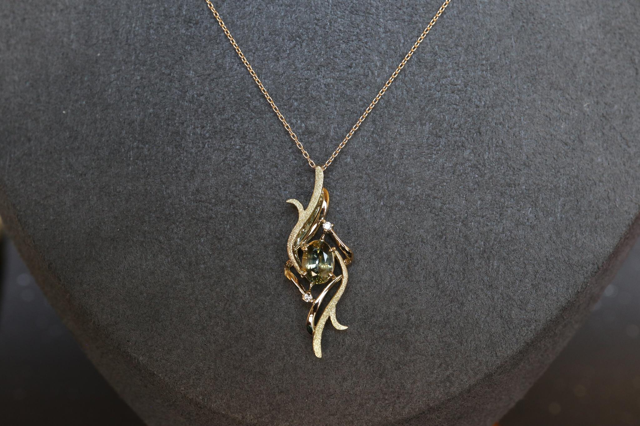 サファイア(ブルー&イエロー)「銀河」デザイン スターダスト梨地 ペンダントトップ18金イエローゴールド ダイヤ入り | 7枚目
