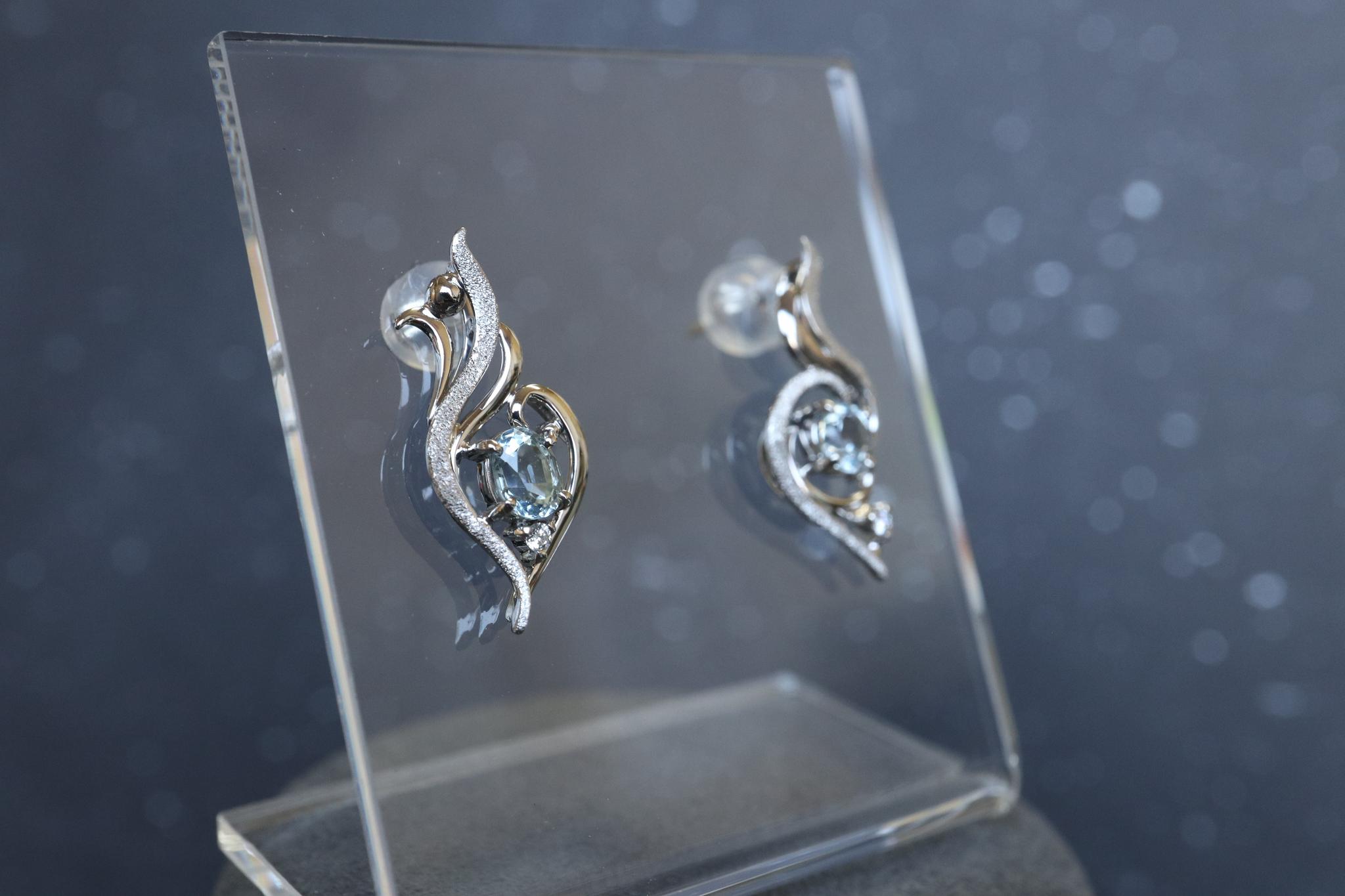 グランディディエライト「水の妖精(?)の幼生」 スターダスト梨地ピアス プラチナ900 ダイヤモンド入り | 2枚目