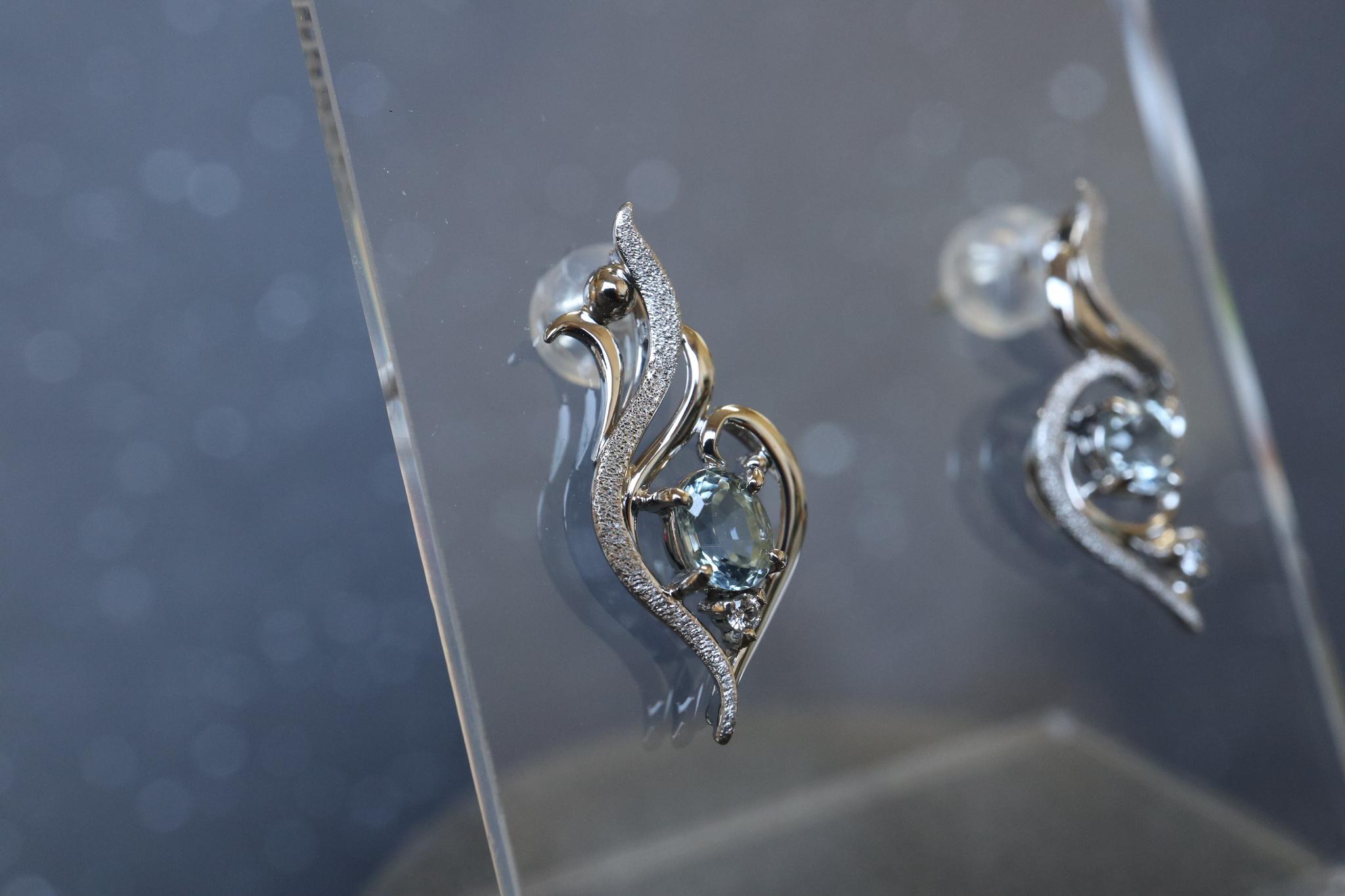 グランディディエライト「水の妖精(?)の幼生」 スターダスト梨地ピアス プラチナ900 ダイヤモンド入り | 3枚目