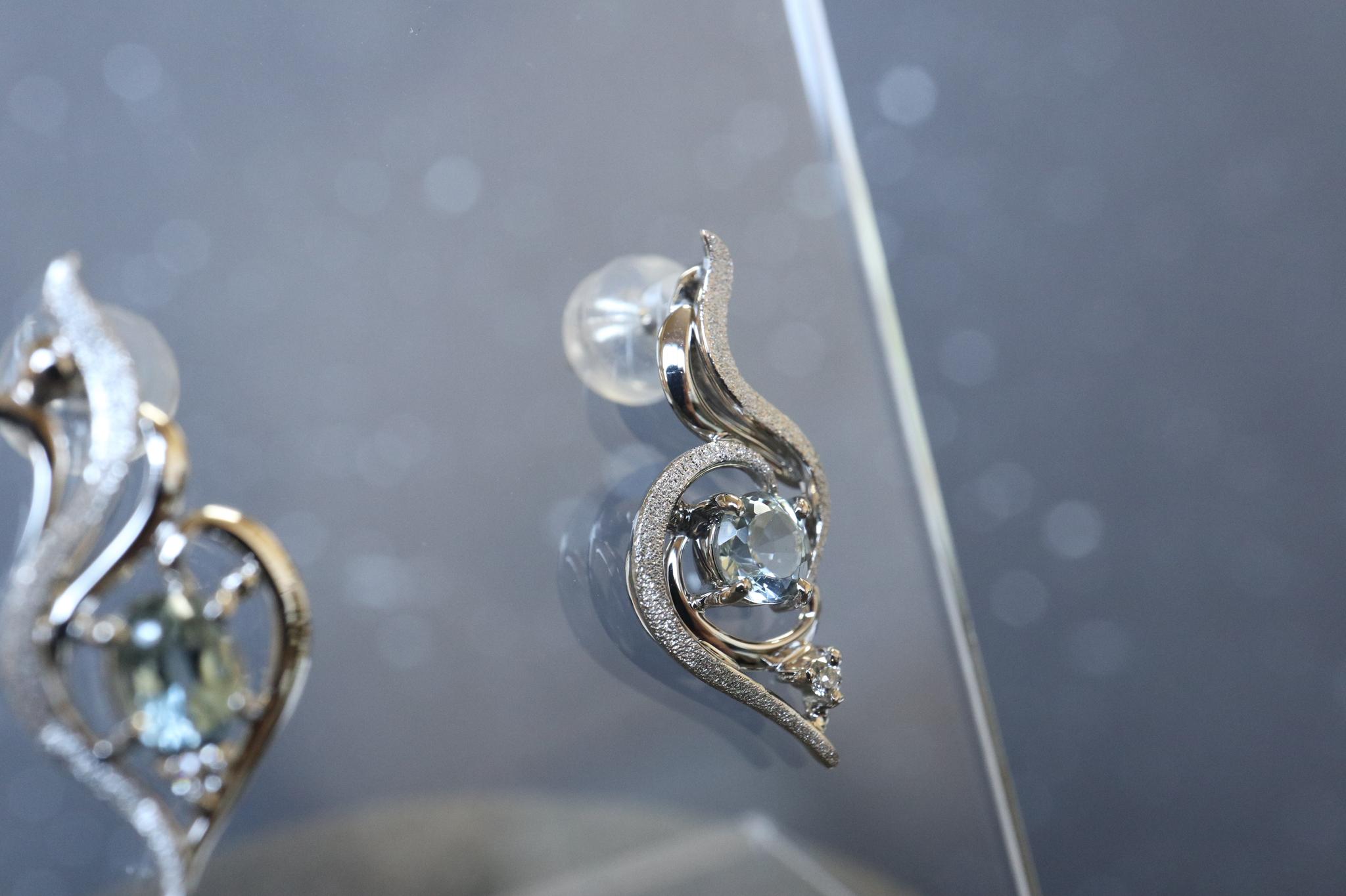 グランディディエライト「水の妖精(?)の幼生」 スターダスト梨地ピアス プラチナ900 ダイヤモンド入り | 5枚目