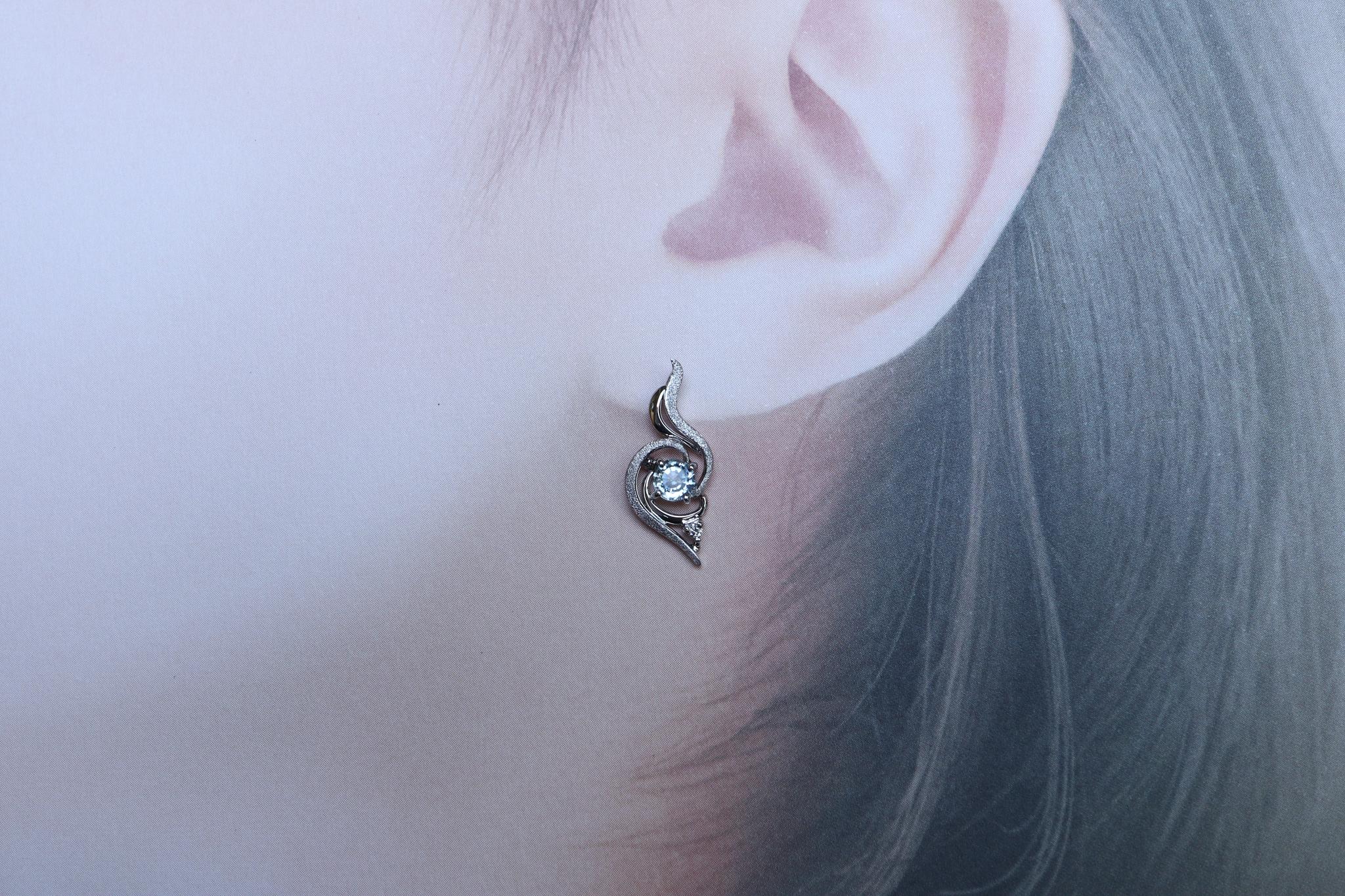 グランディディエライト「水の妖精(?)の幼生」 スターダスト梨地ピアス プラチナ900 ダイヤモンド入り | 7枚目