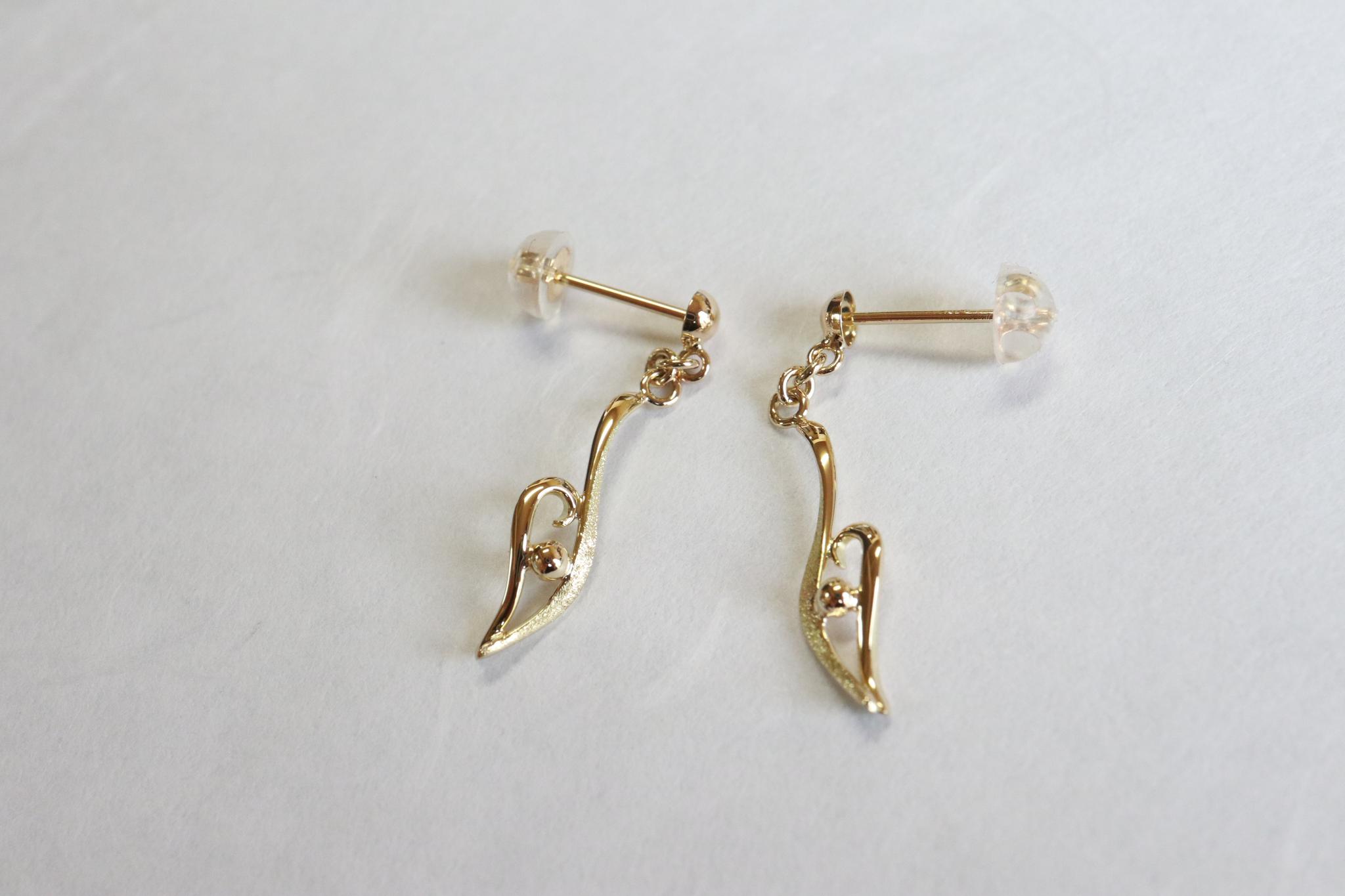 流線形&曲線 スターダスト梨地 「もゆる」ピアス 18金イエローゴールド | 11枚目