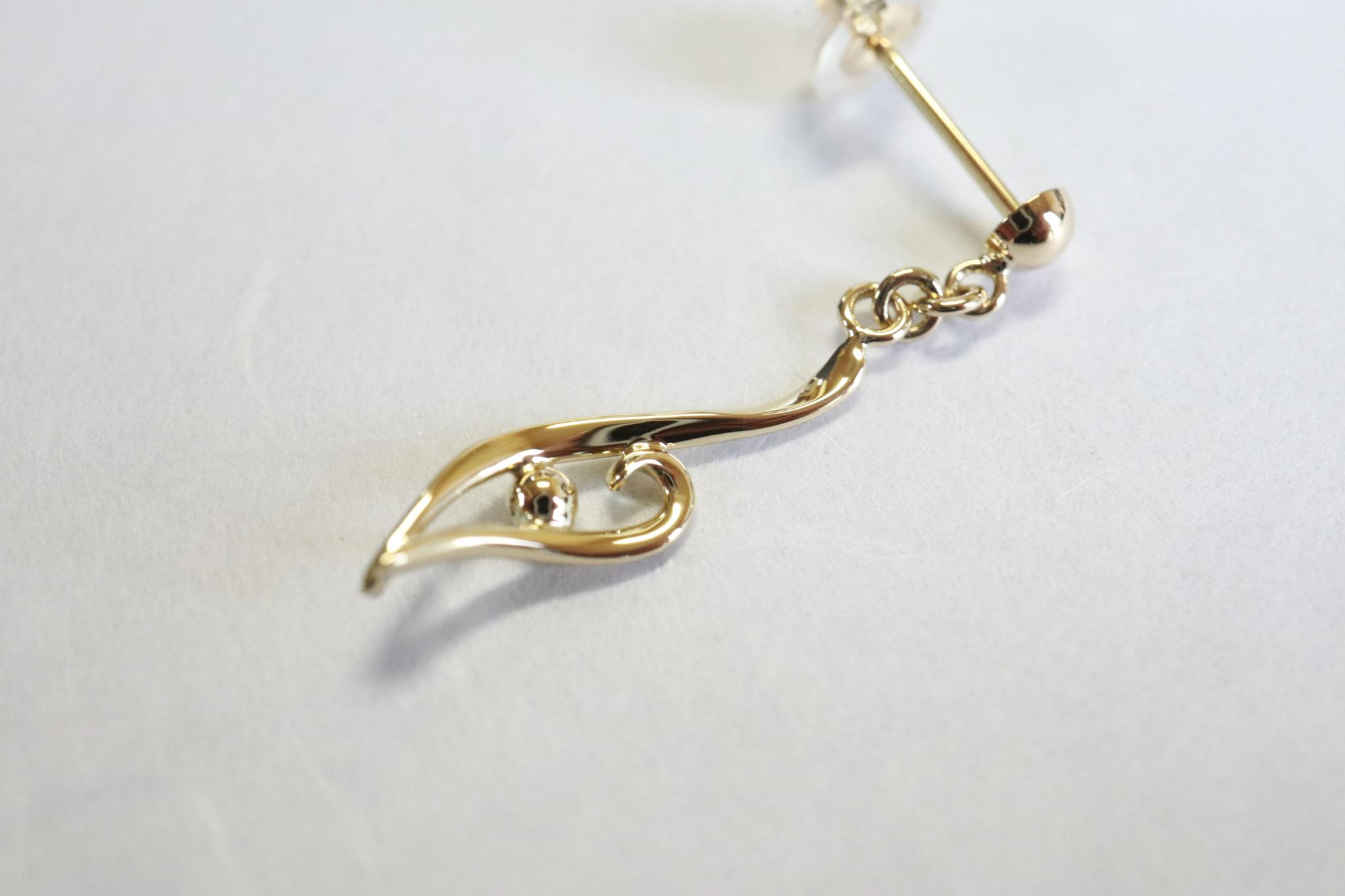 流線形&曲線 スターダスト梨地 「もゆる」ピアス 18金イエローゴールド | 13枚目