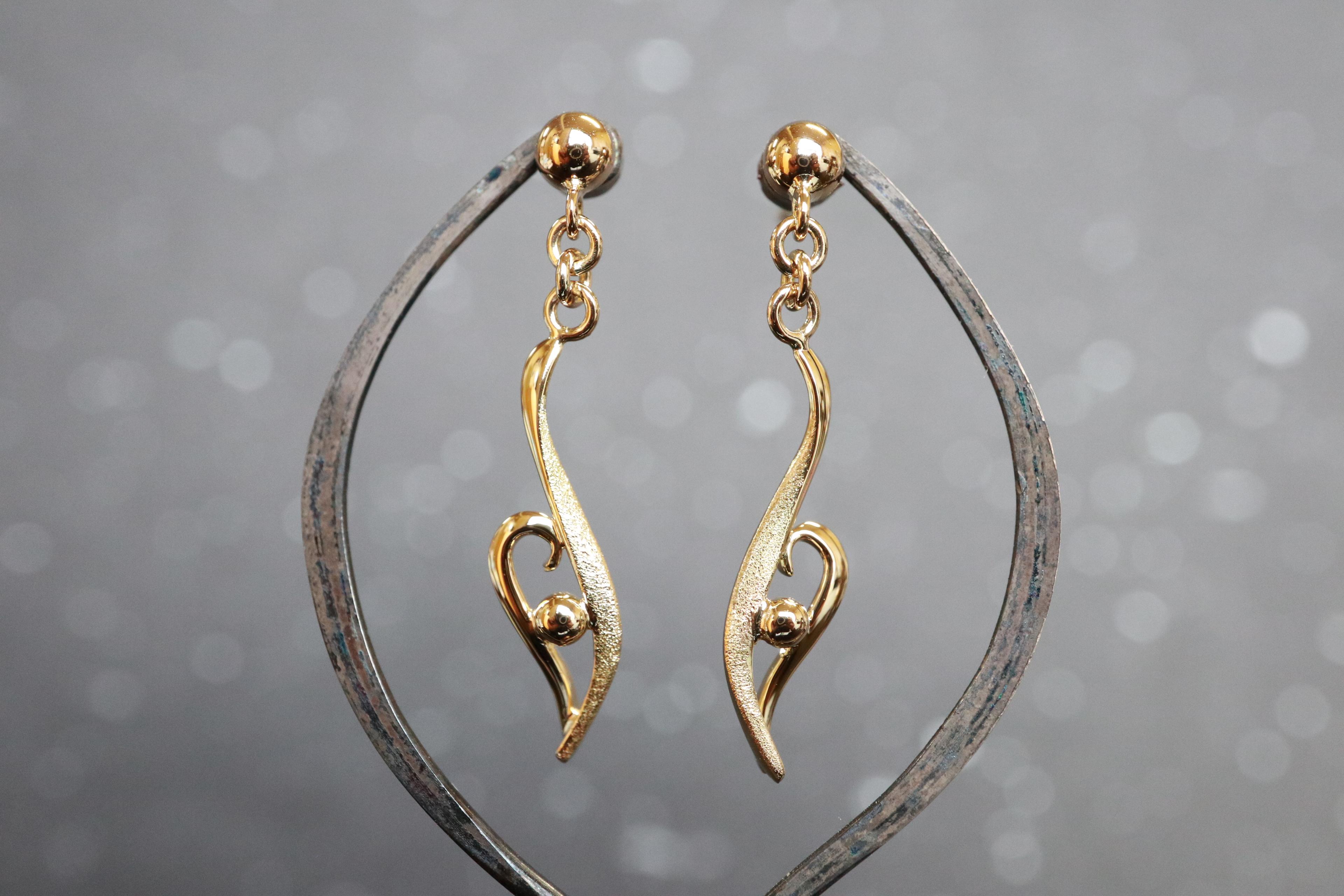 森羅的 流線形&曲線 スターダスト梨地 ピアス 18金イエローゴールド1枚目の画像