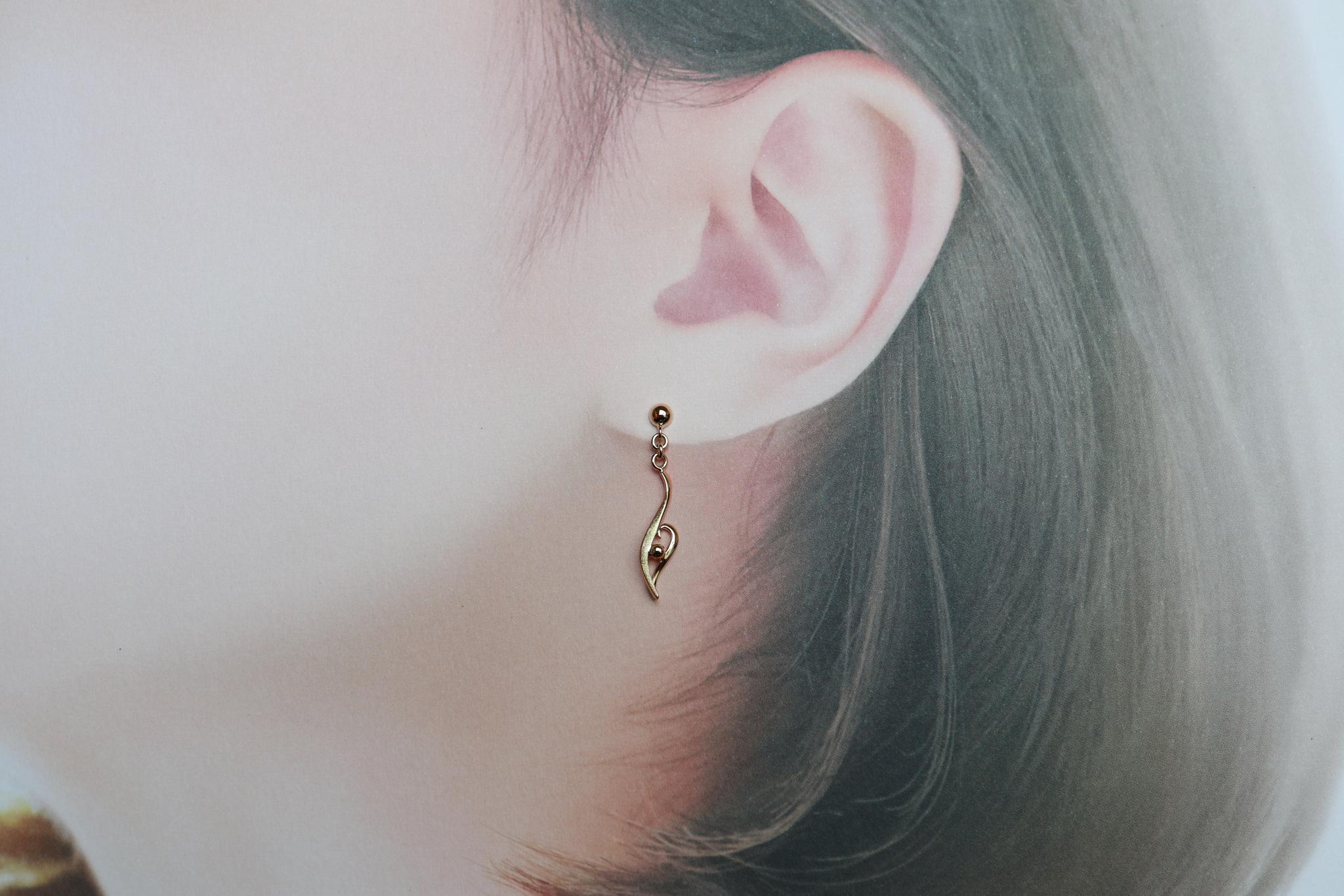 流線形&曲線 スターダスト梨地 「もゆる」ピアス 18金イエローゴールド | 2枚目