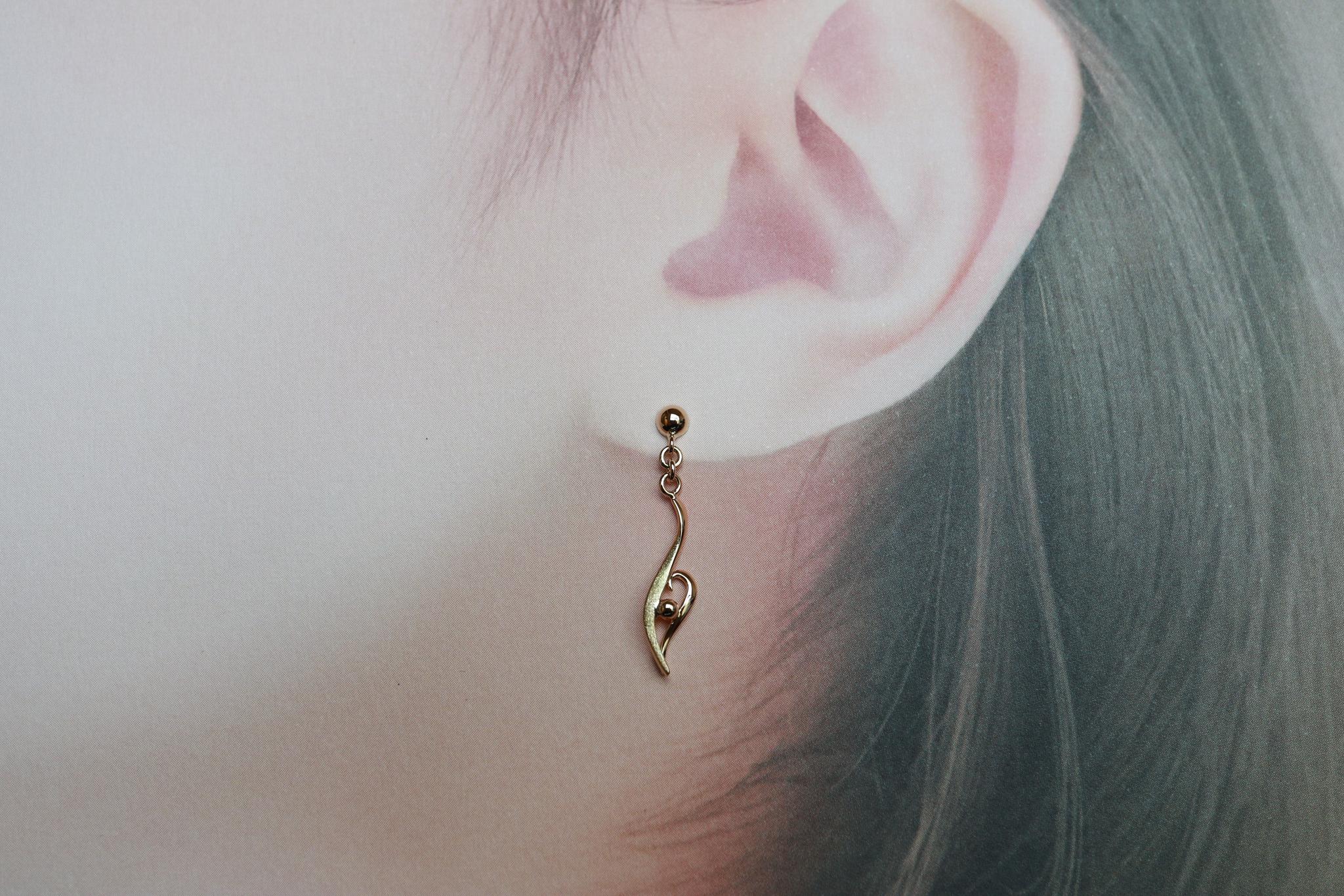 流線形&曲線 スターダスト梨地 「もゆる」ピアス 18金イエローゴールド | 3枚目