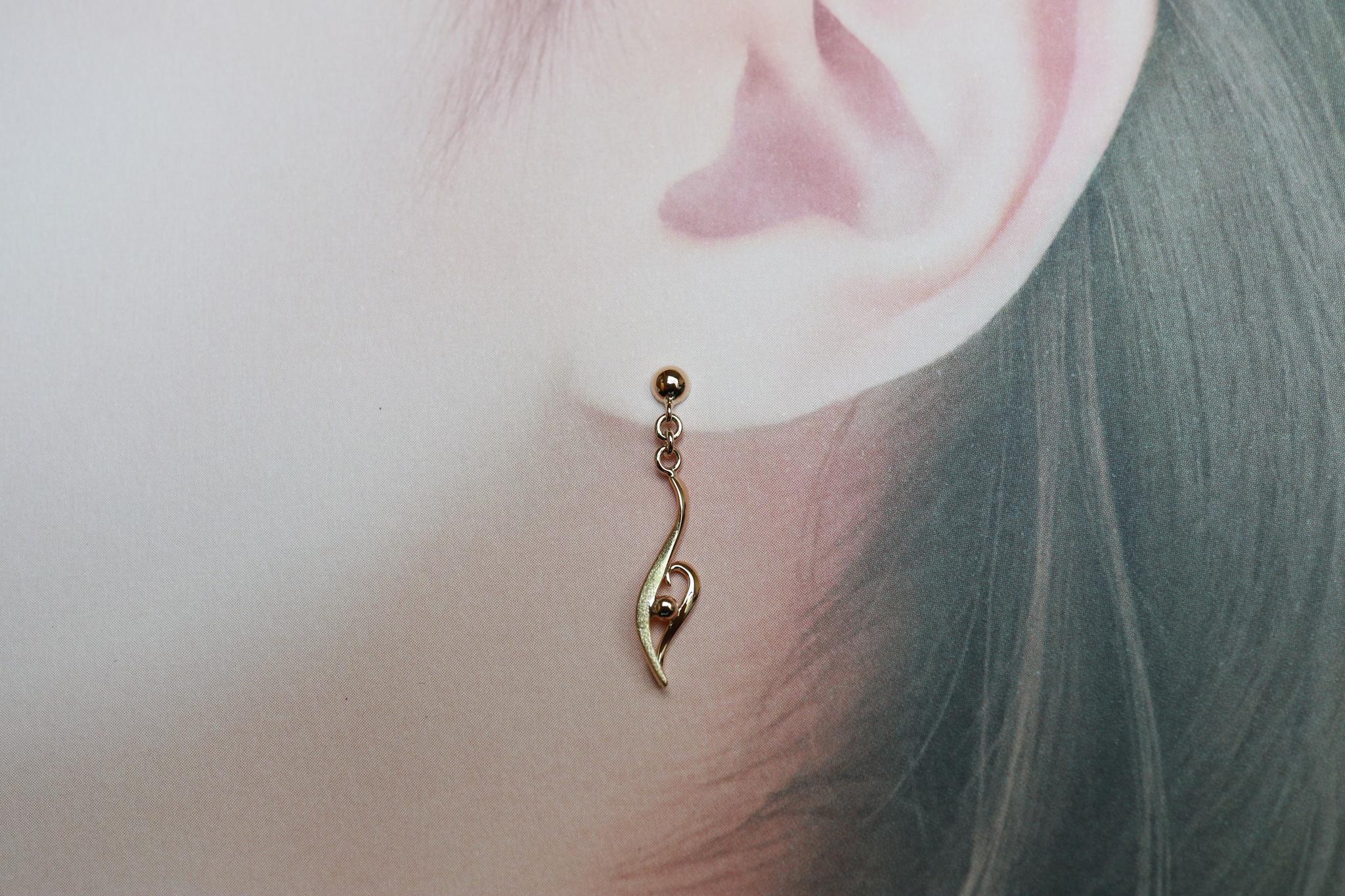 流線形&曲線 スターダスト梨地 「もゆる」ピアス 18金イエローゴールド | 5枚目