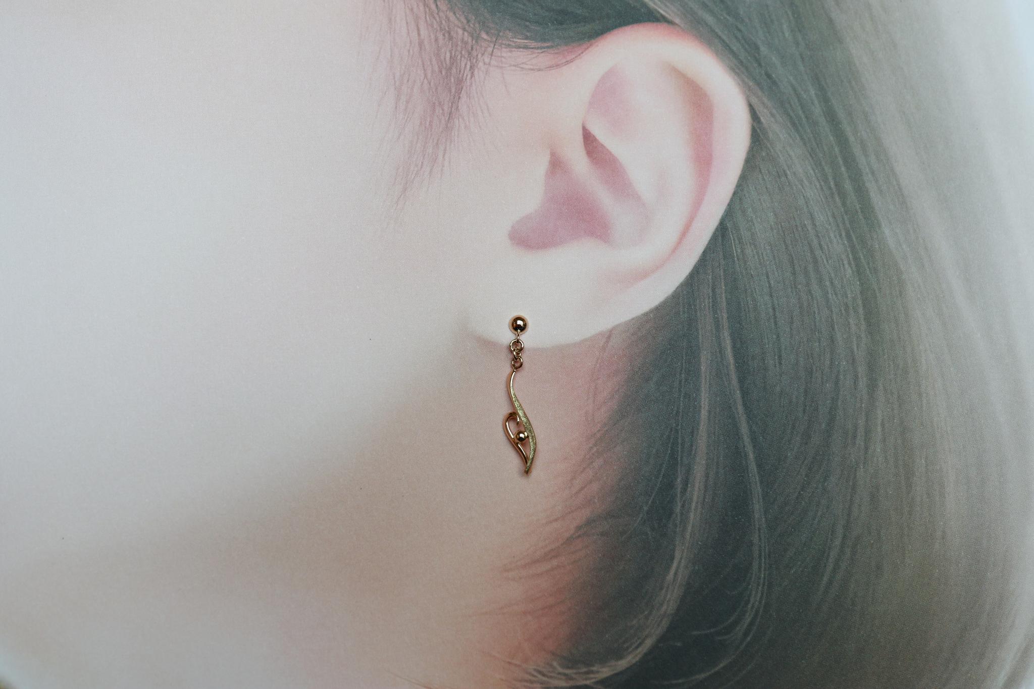 流線形&曲線 スターダスト梨地 「もゆる」ピアス 18金イエローゴールド | 6枚目