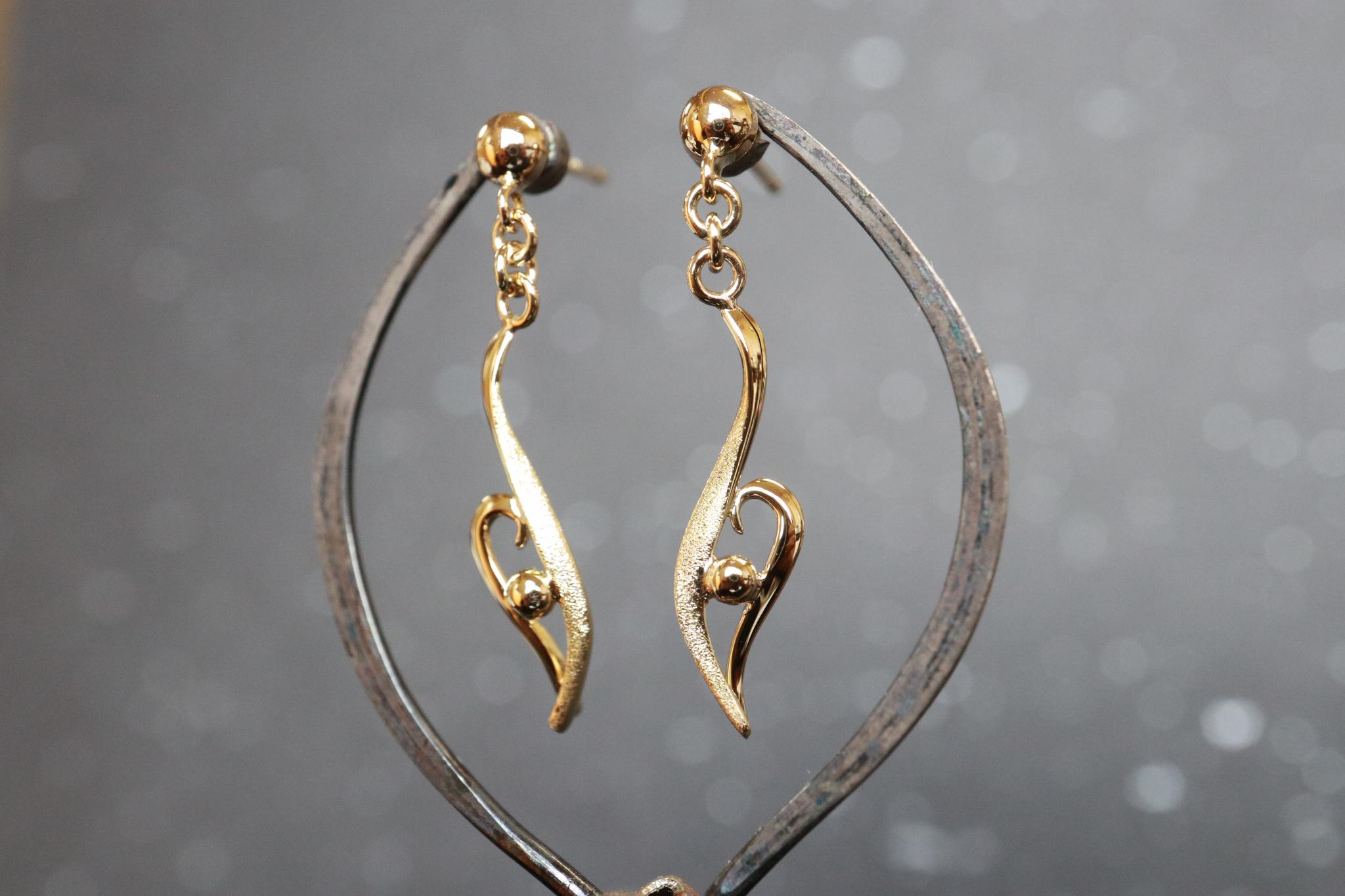 流線形&曲線 スターダスト梨地 「もゆる」ピアス 18金イエローゴールド | 8枚目