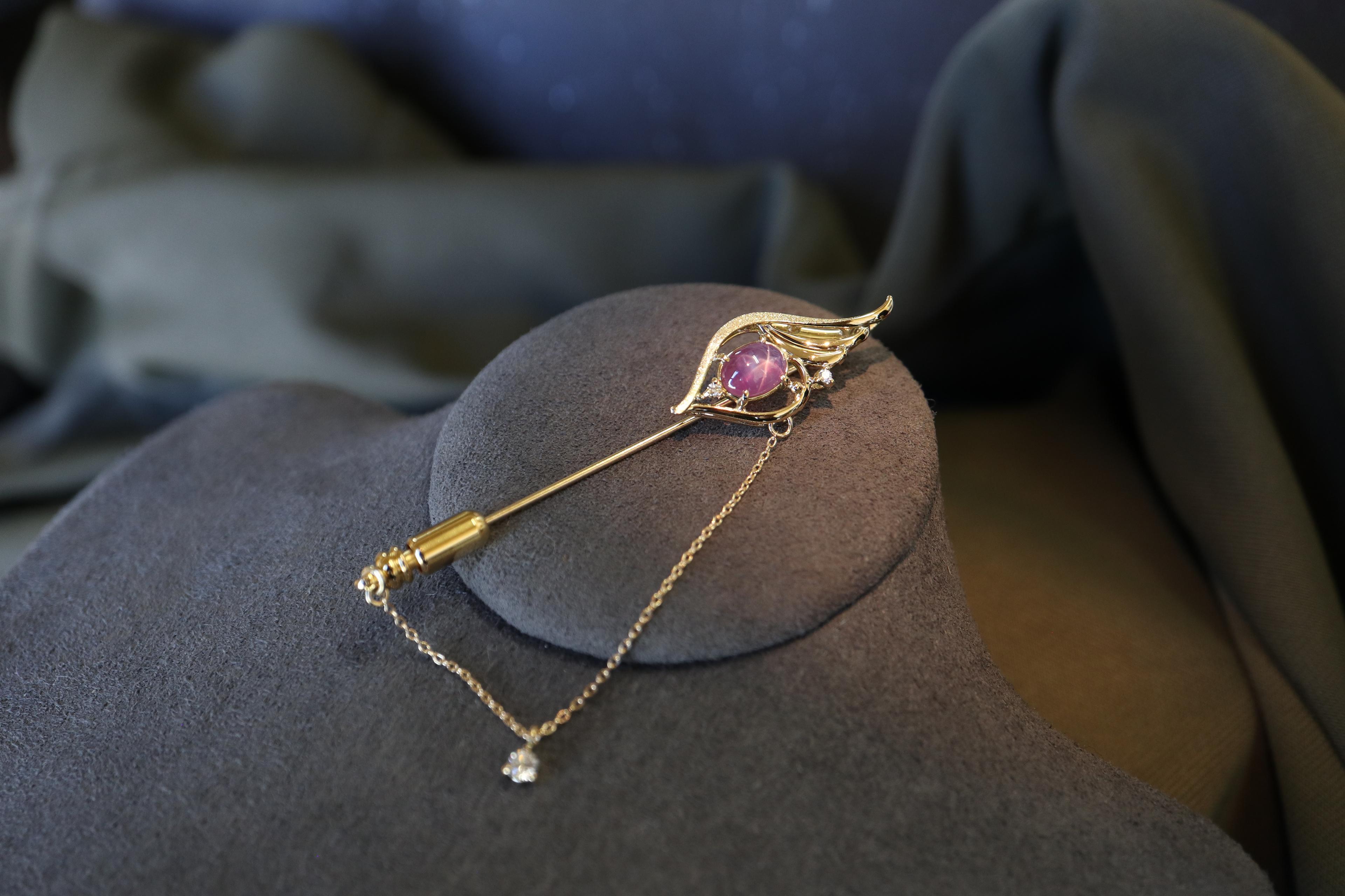 パープルスターサファイア1.245カラット 「翼」デザイン ピンブローチ K18イエローゴールド ダイヤモンド入り1枚目の画像