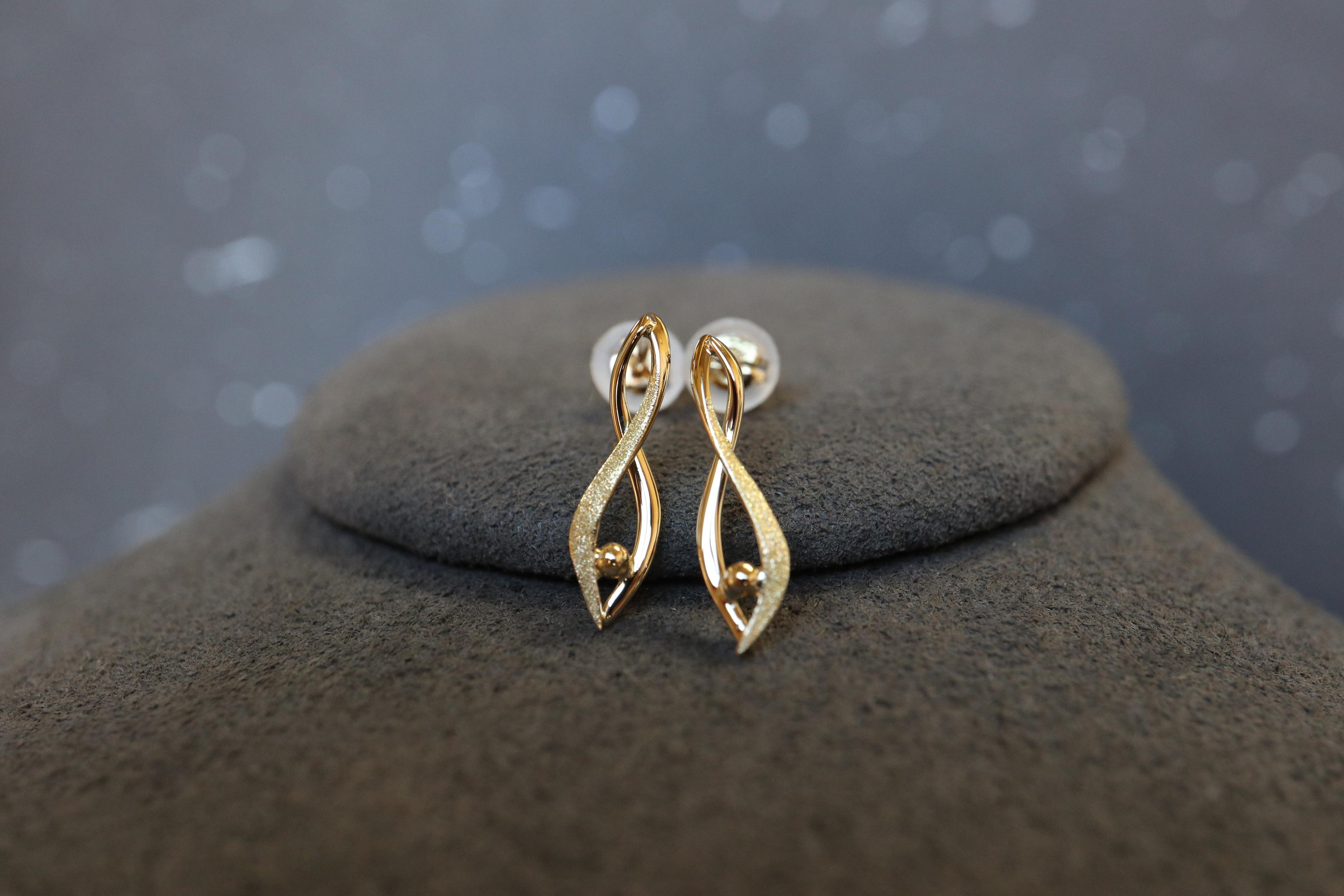 流線&捻り スターダスト梨地 スタッドピアス 18金イエローゴールド1枚目の画像
